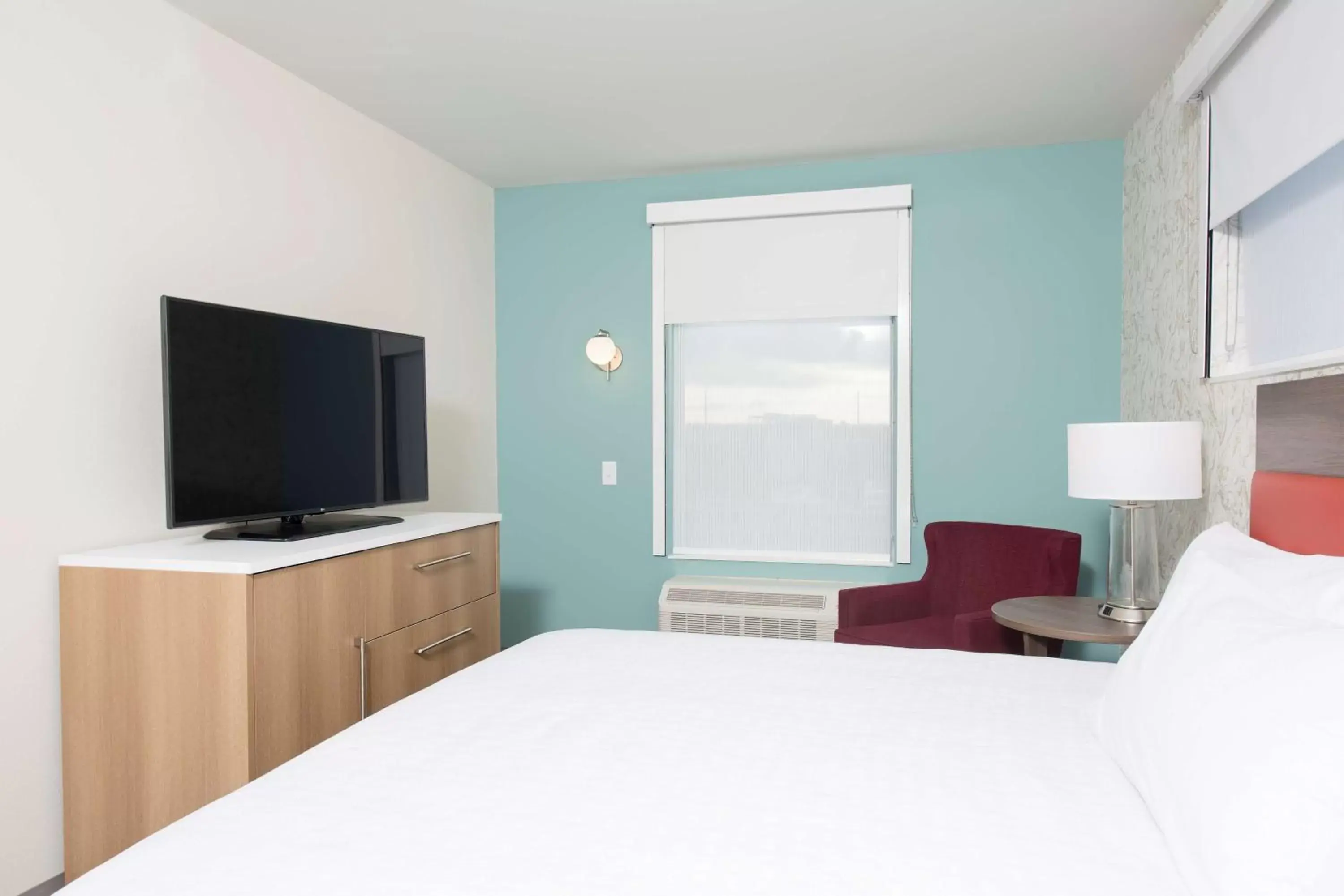 Bed in Home2 Suites by Hilton Louisville Downtown NuLu