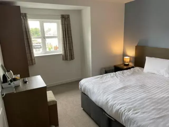 Bedroom, Bed in Loch Lomond Hotel