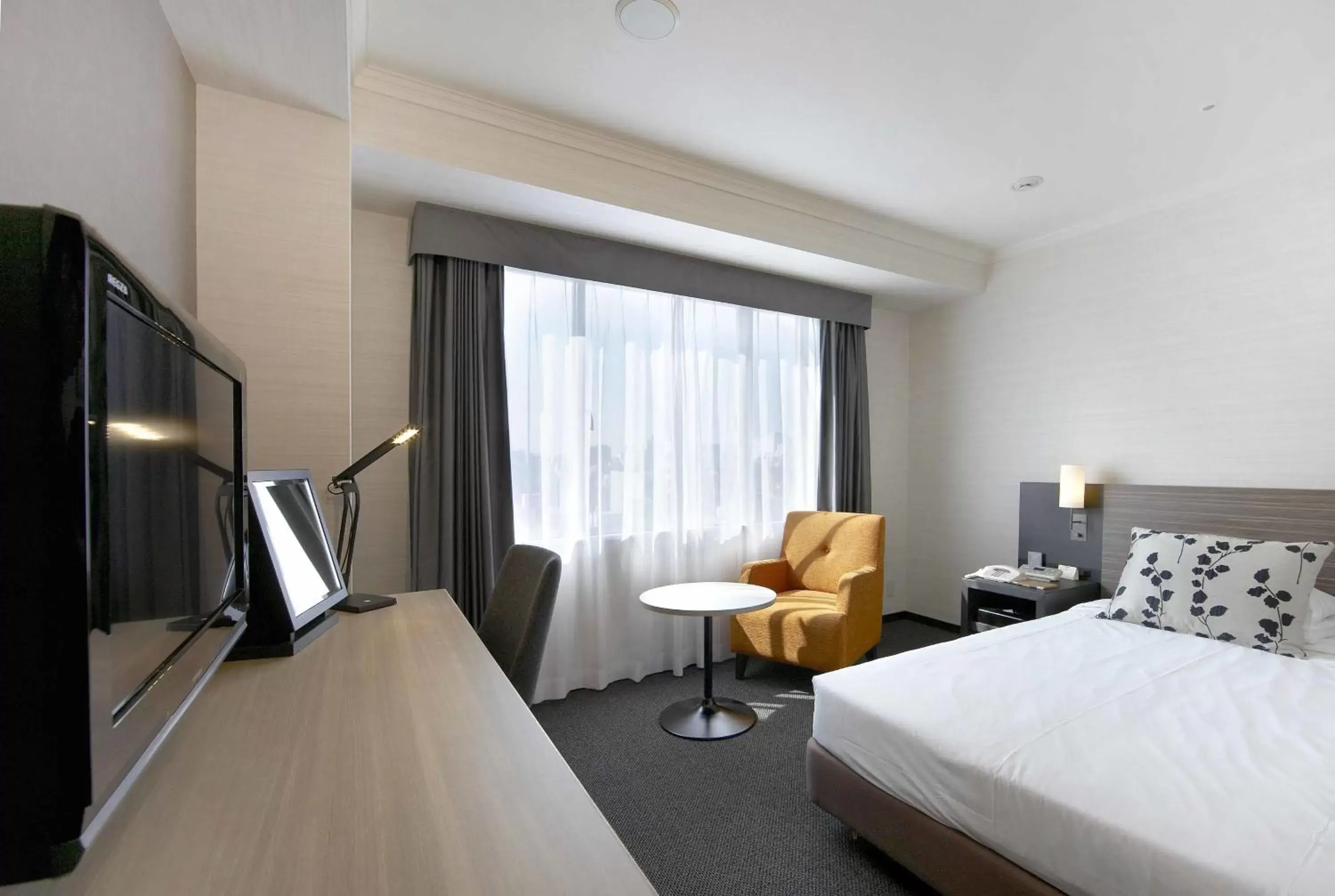 Bed, TV/Entertainment Center in Nagoya Tokyu Hotel