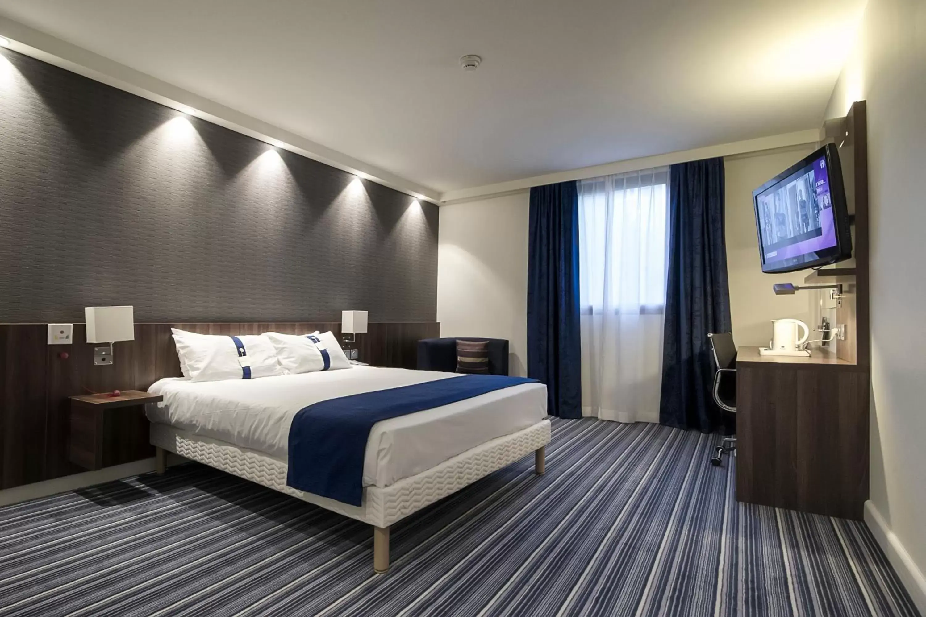 Photo of the whole room, Bed in Holiday Inn Express Lille Centre, an IHG Hotel