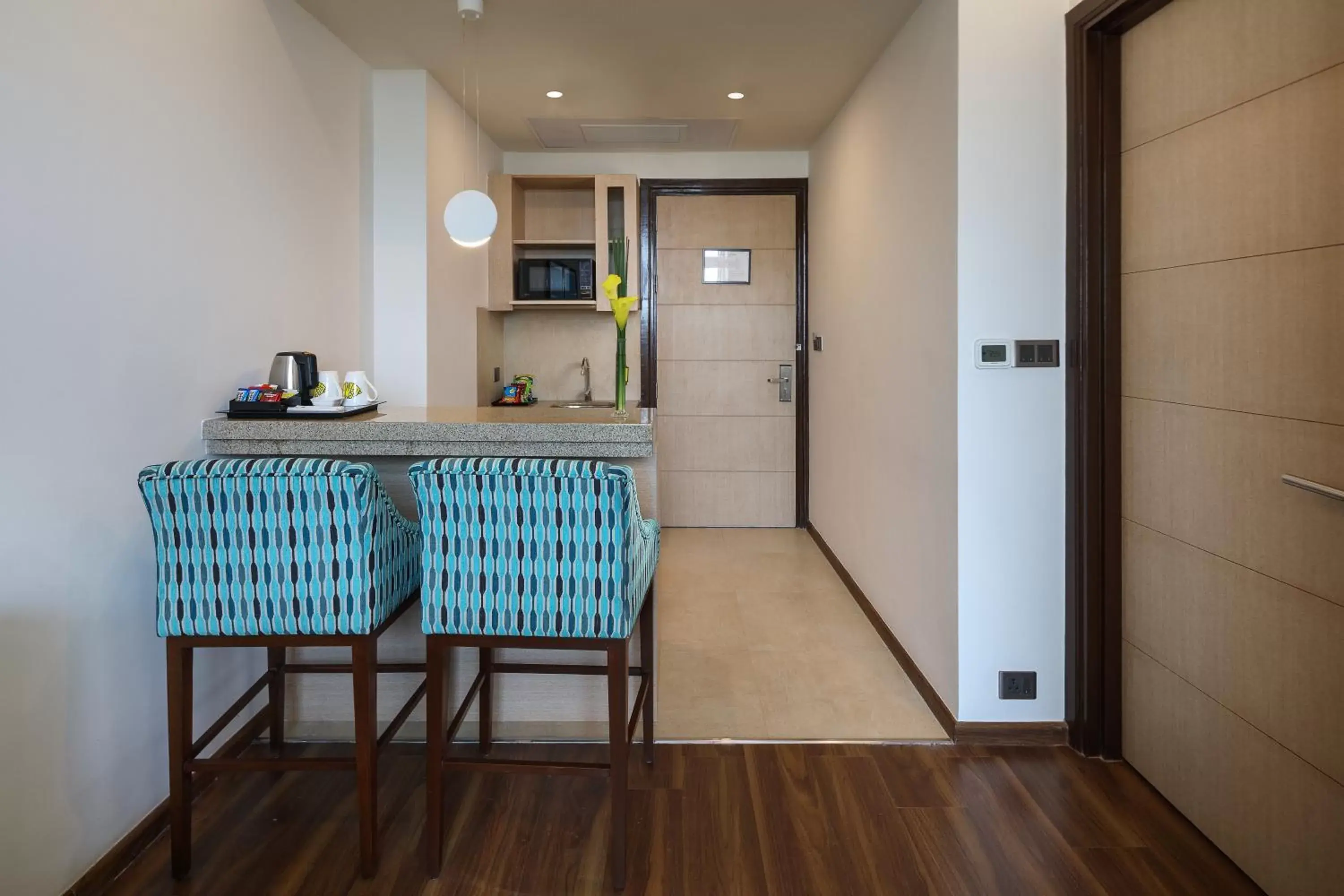 Dining area, Kitchen/Kitchenette in Sandal Suites by Lemon Tree Hotels