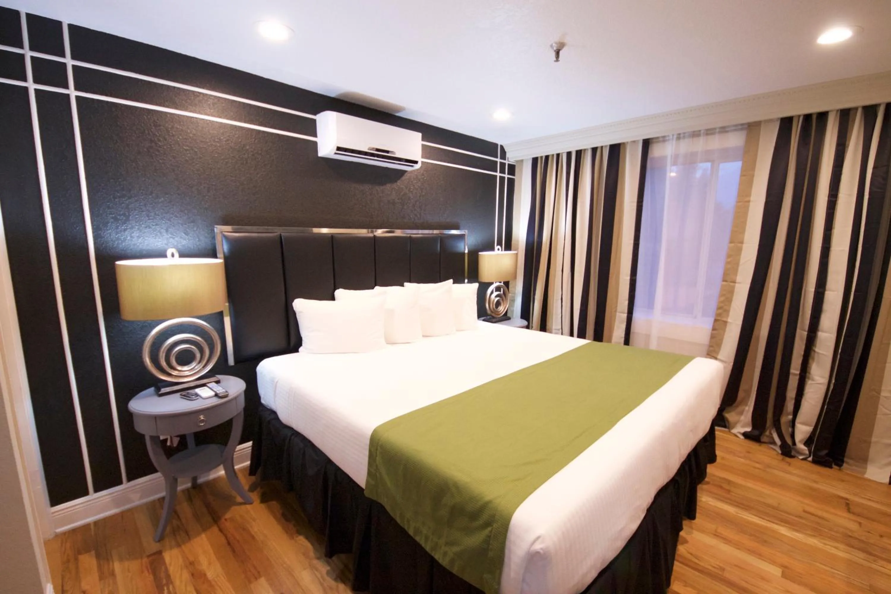 Bed in Hyde Park Hotel