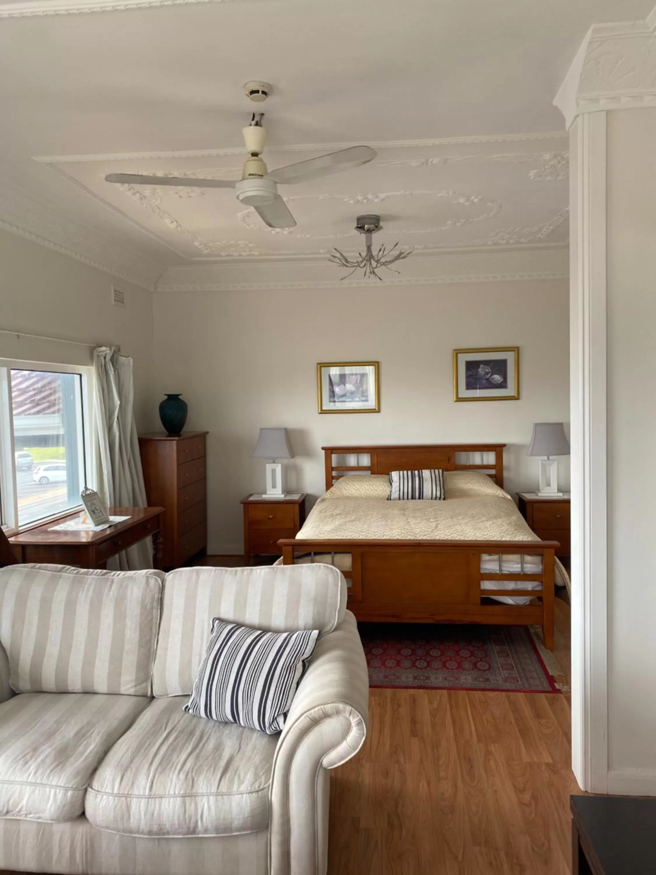 Living room, Bed in Stella's Dromana Hotel