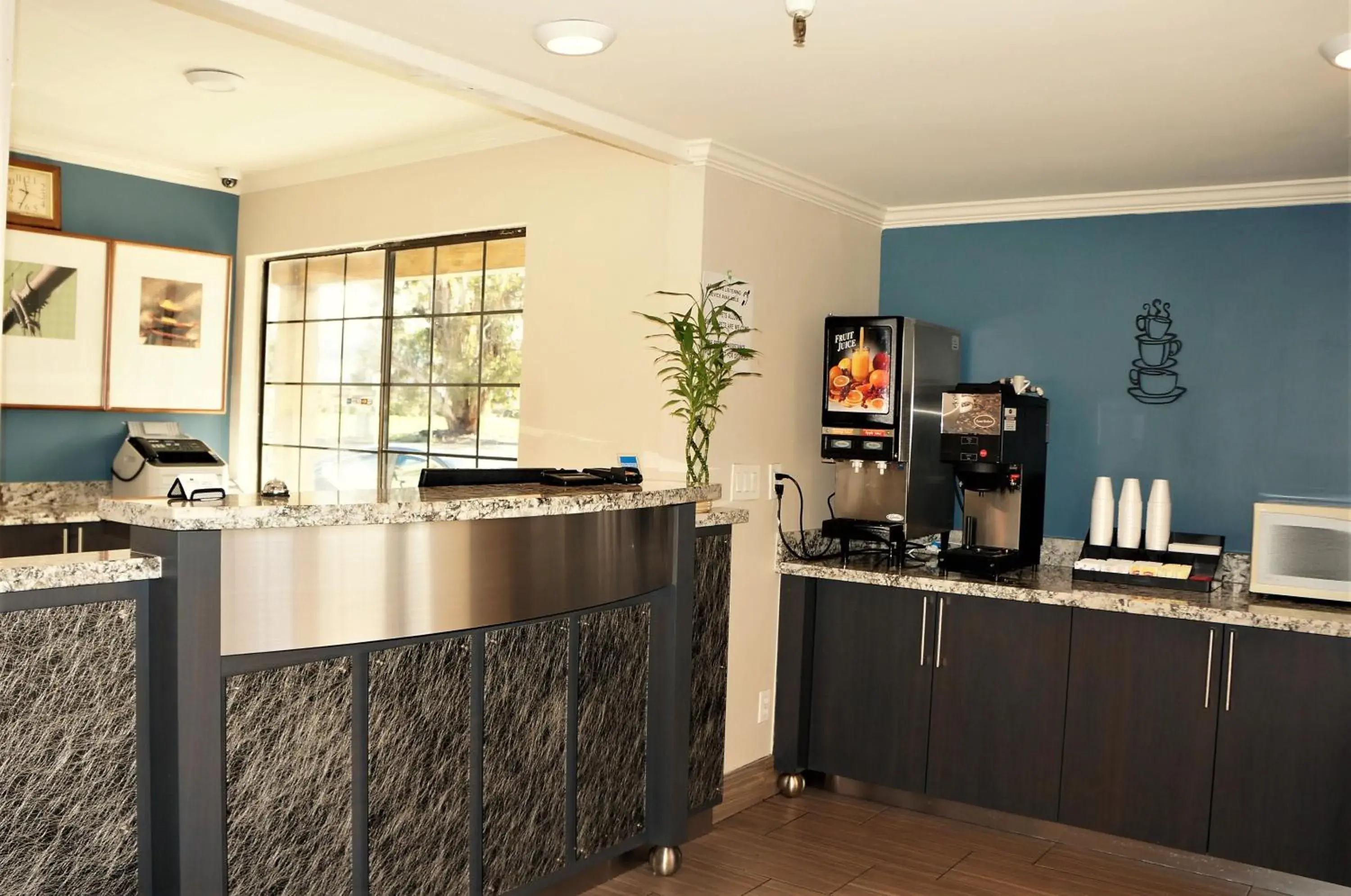 Lobby or reception, Kitchen/Kitchenette in Executive Inn