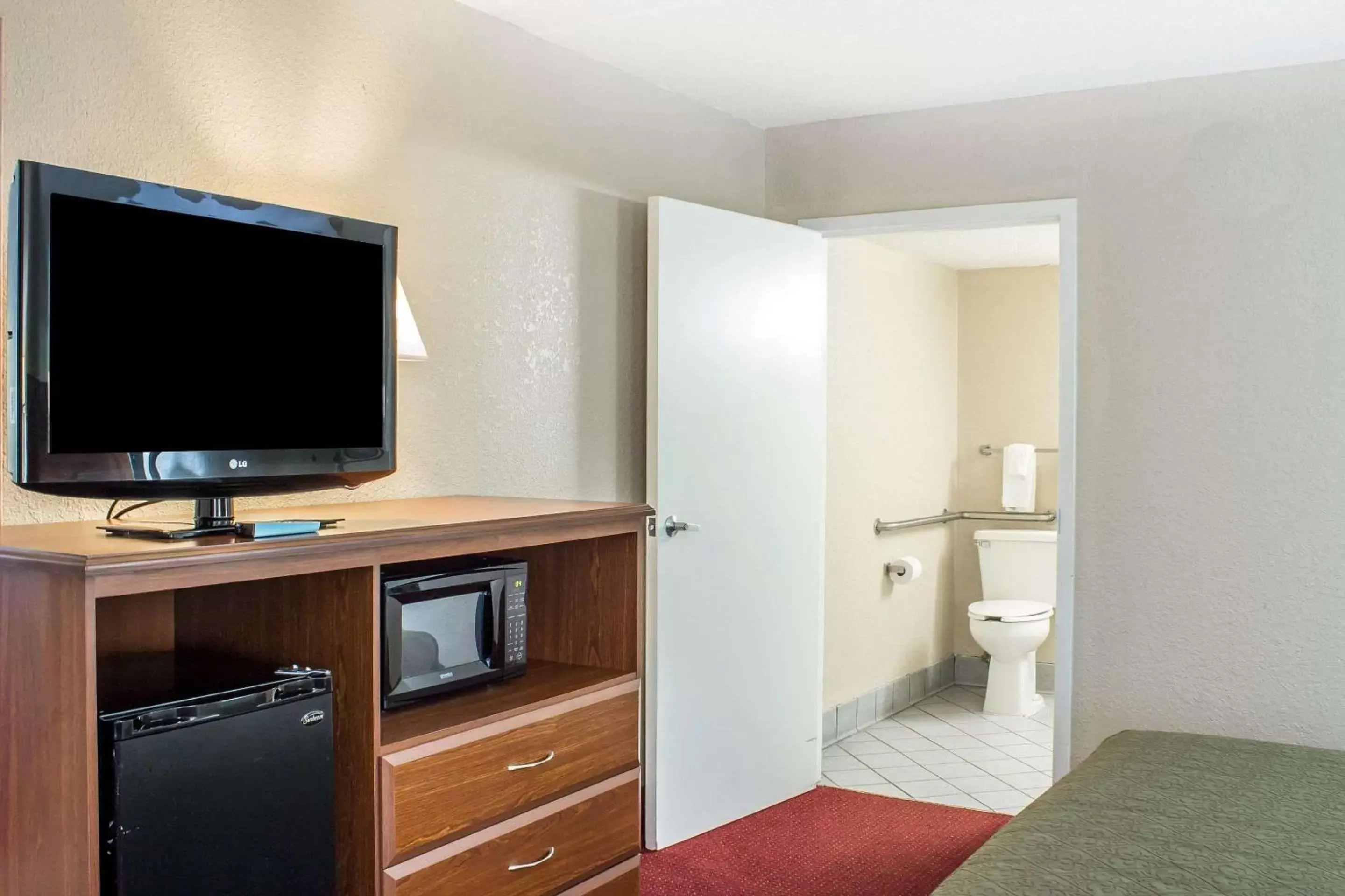 Photo of the whole room, TV/Entertainment Center in Quality Inn Selma