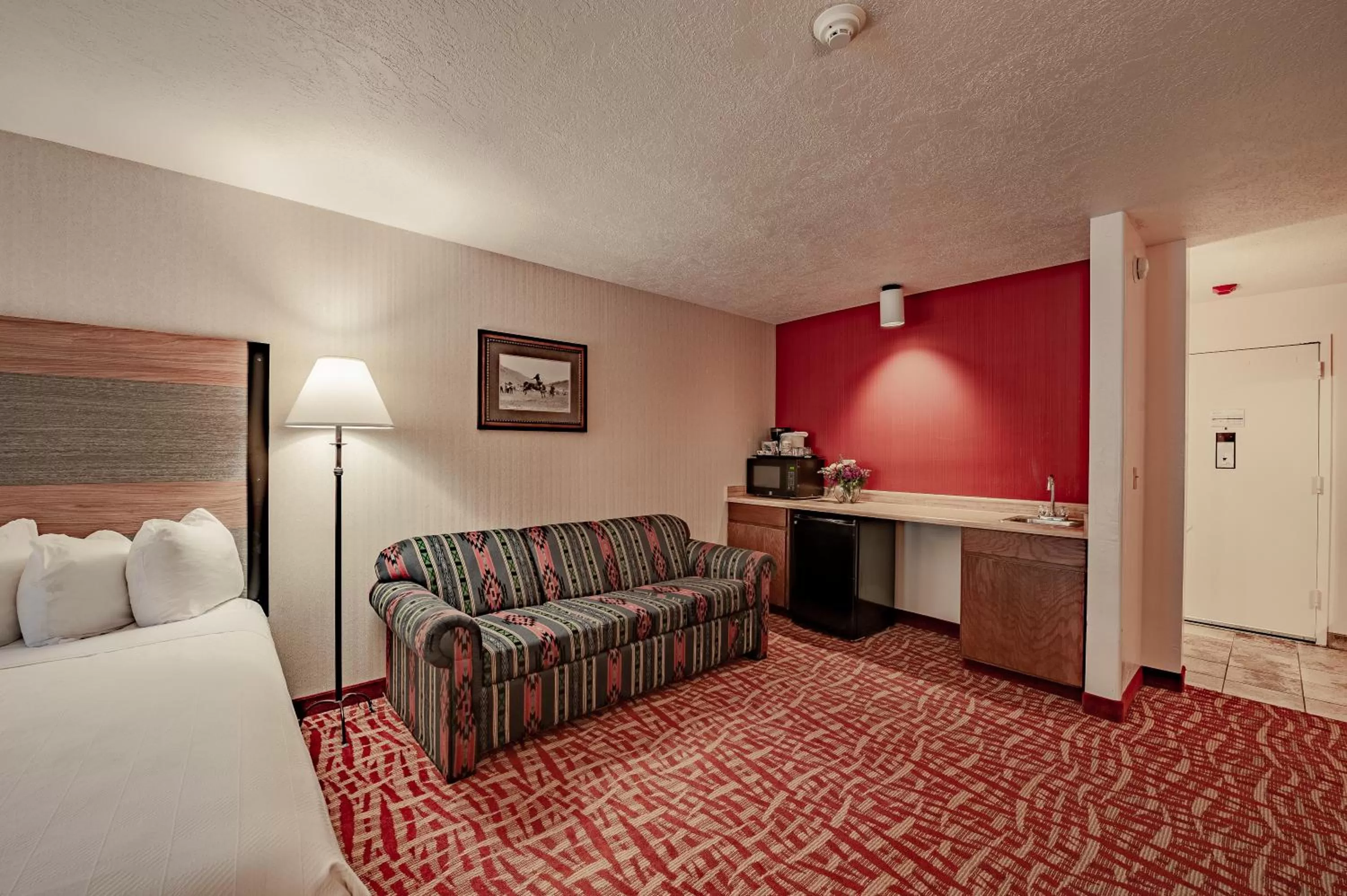 Seating area, Bed in 49'er Inn & Suites