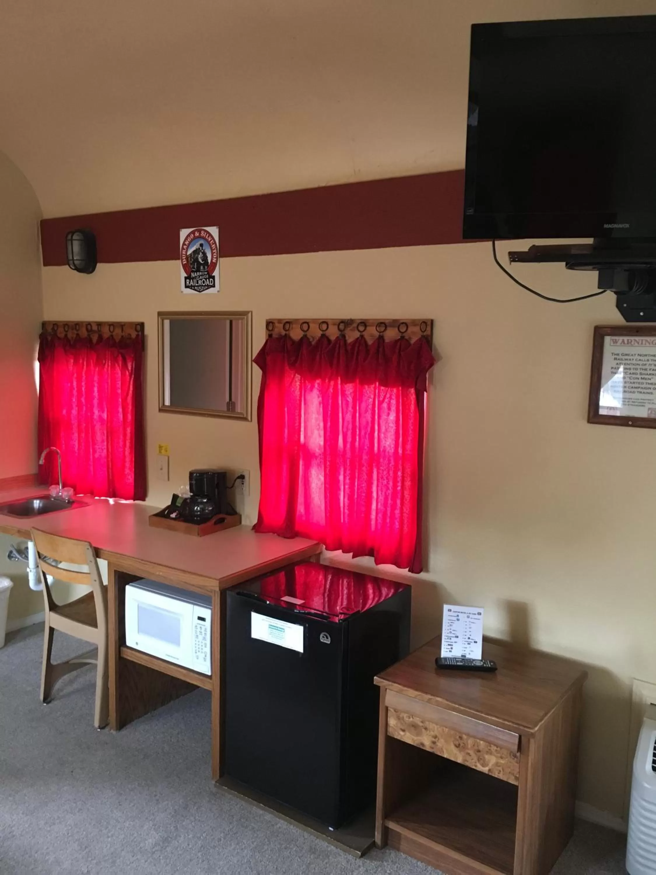 TV and multimedia in The Canyon Motel & RV Park