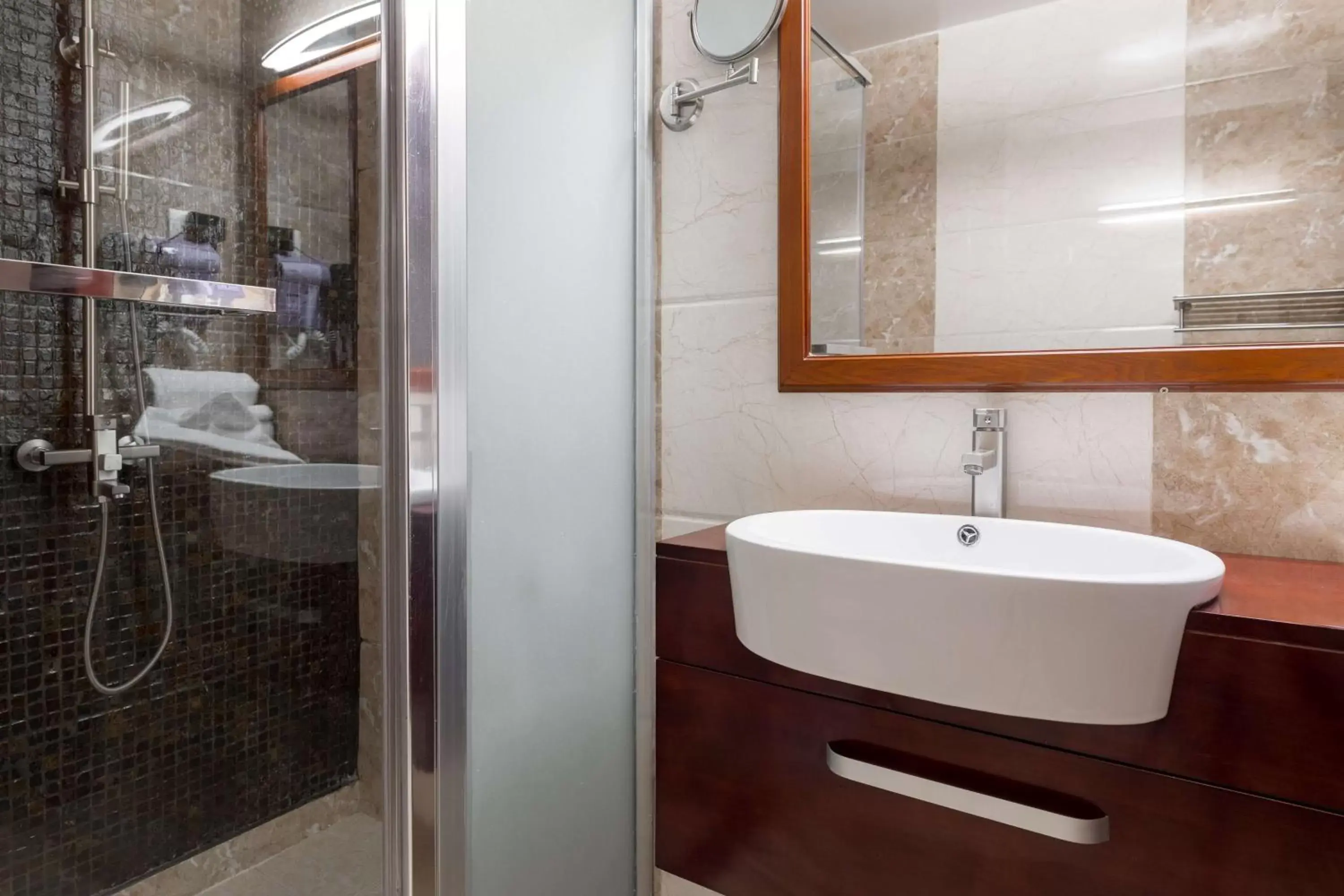 Bathroom in Best Western Plus Pearl Addis