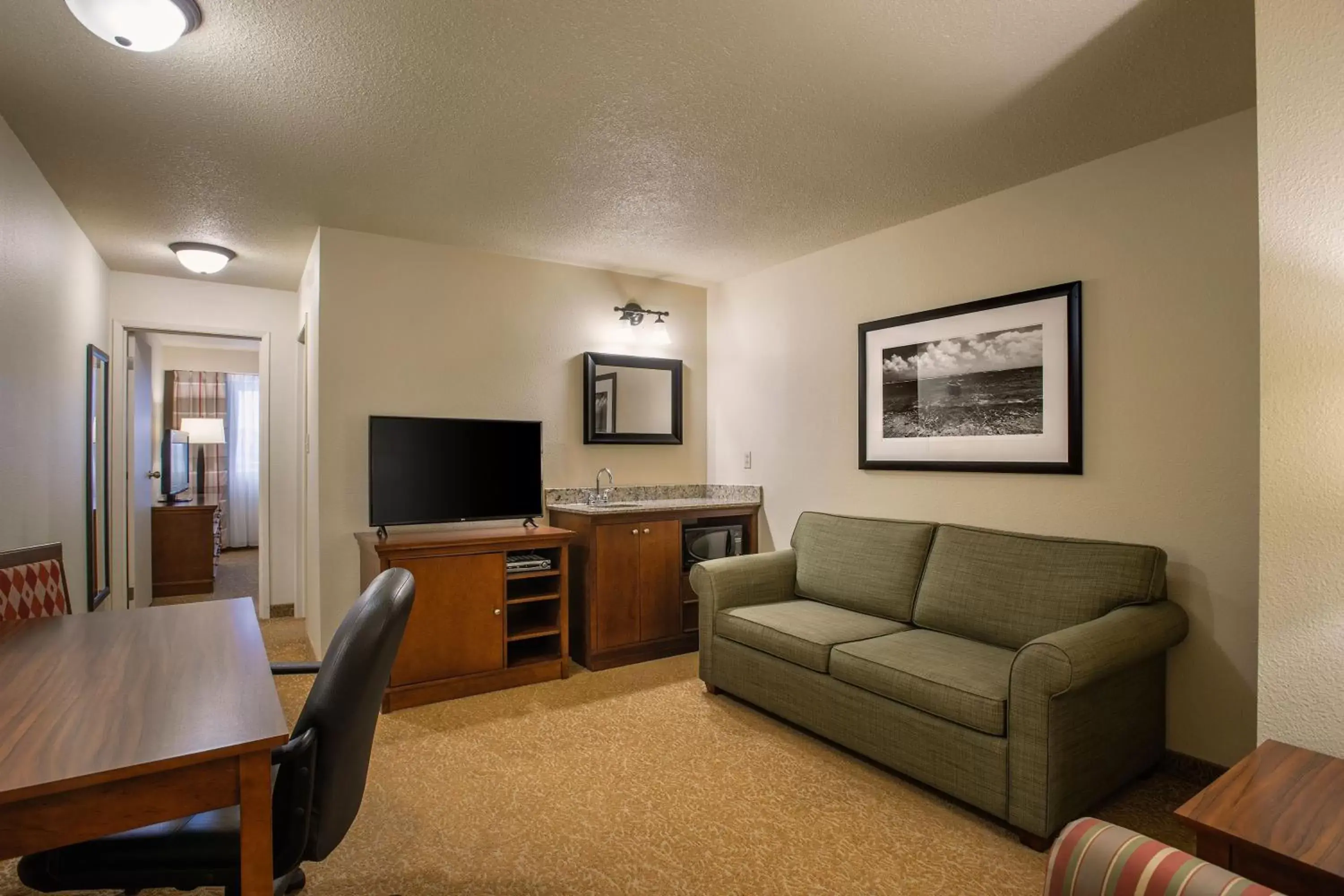 Living room, Seating Area in Travelodge Suites by Wyndham Regina - Eastgate Bay