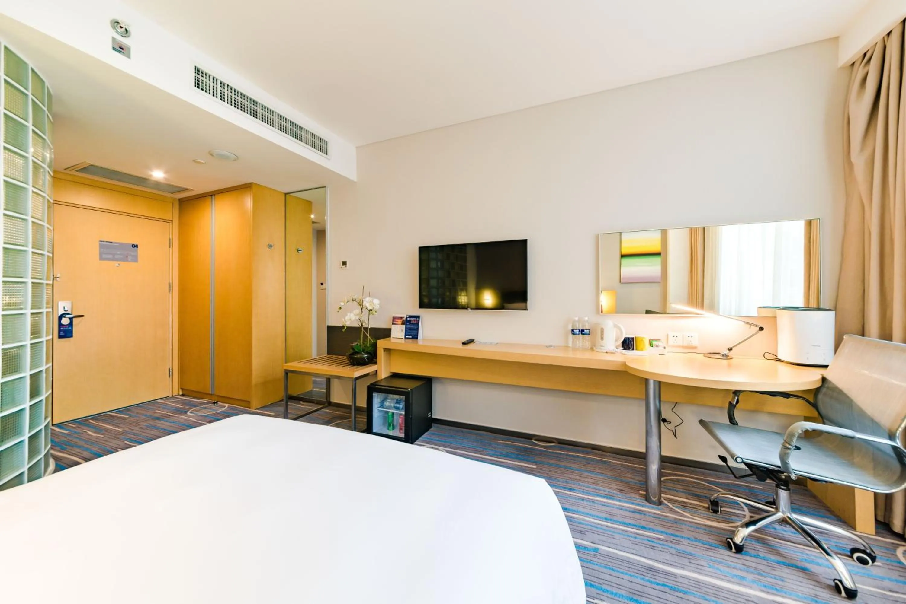 Photo of the whole room, Bed in Holiday Inn Express Shijiazhuang Heping by IHG