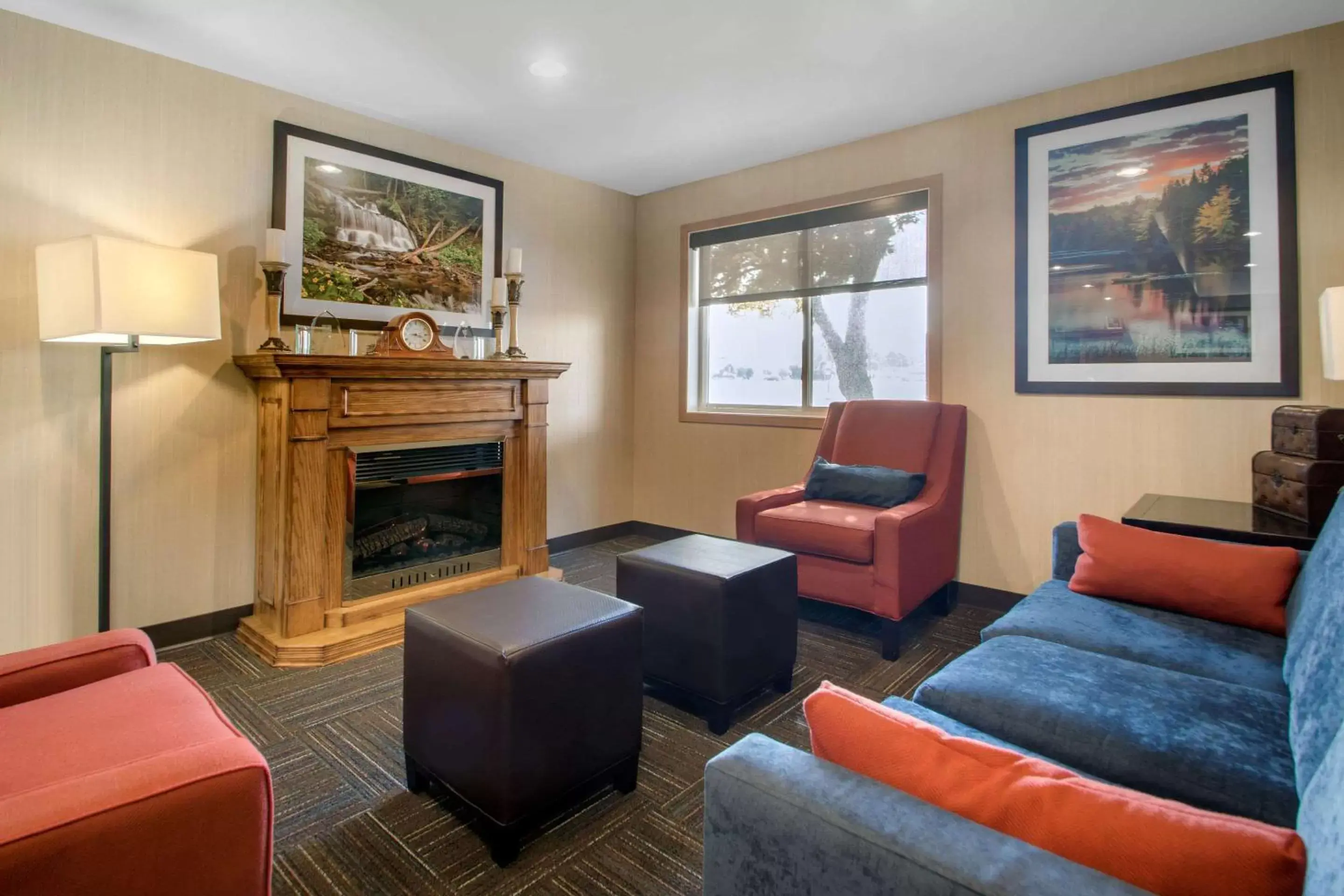 Lobby or reception, Seating Area in Comfort Inn Iron Mountain