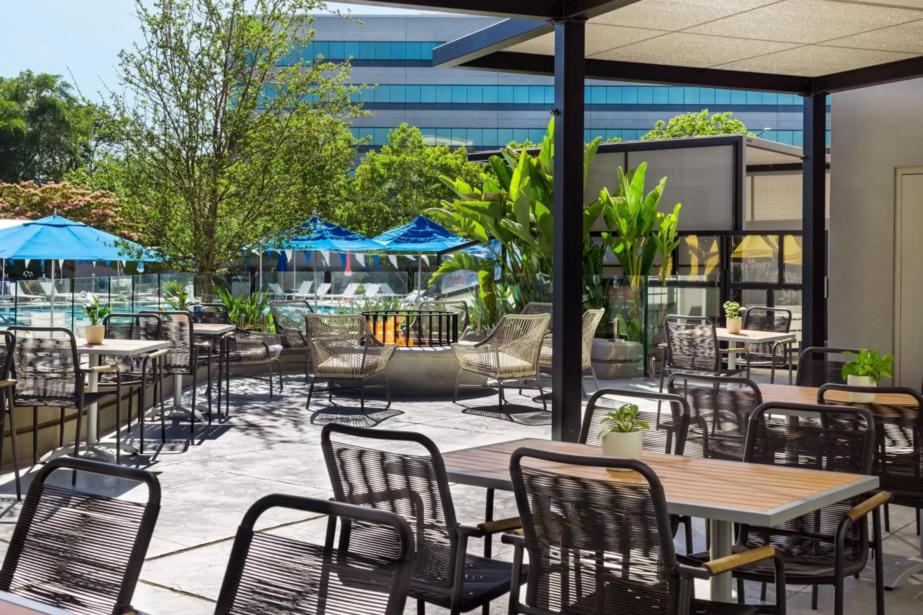 Swimming pool, Restaurant/Places to Eat in Renaissance Walnut Creek Hotel