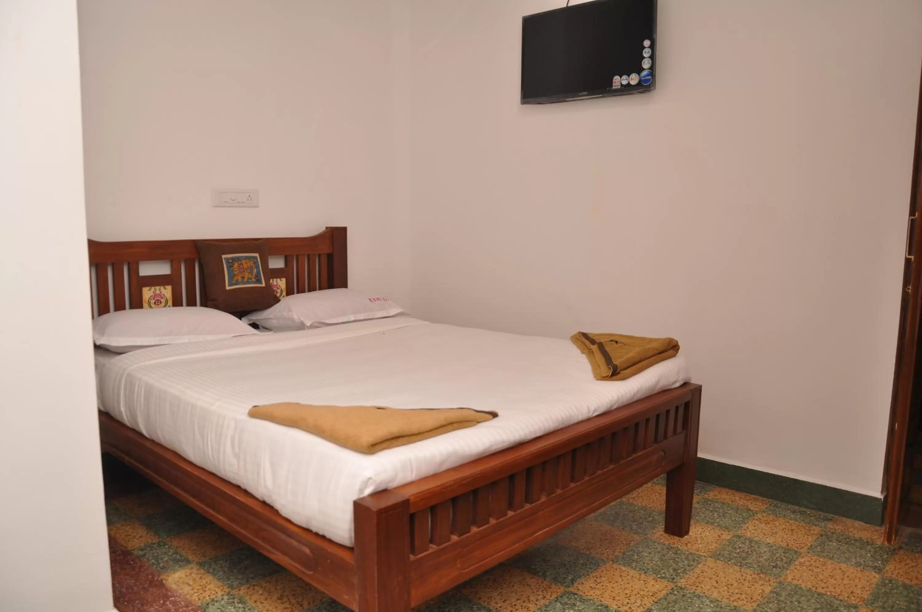 Photo of the whole room, Bed in Rams Inn