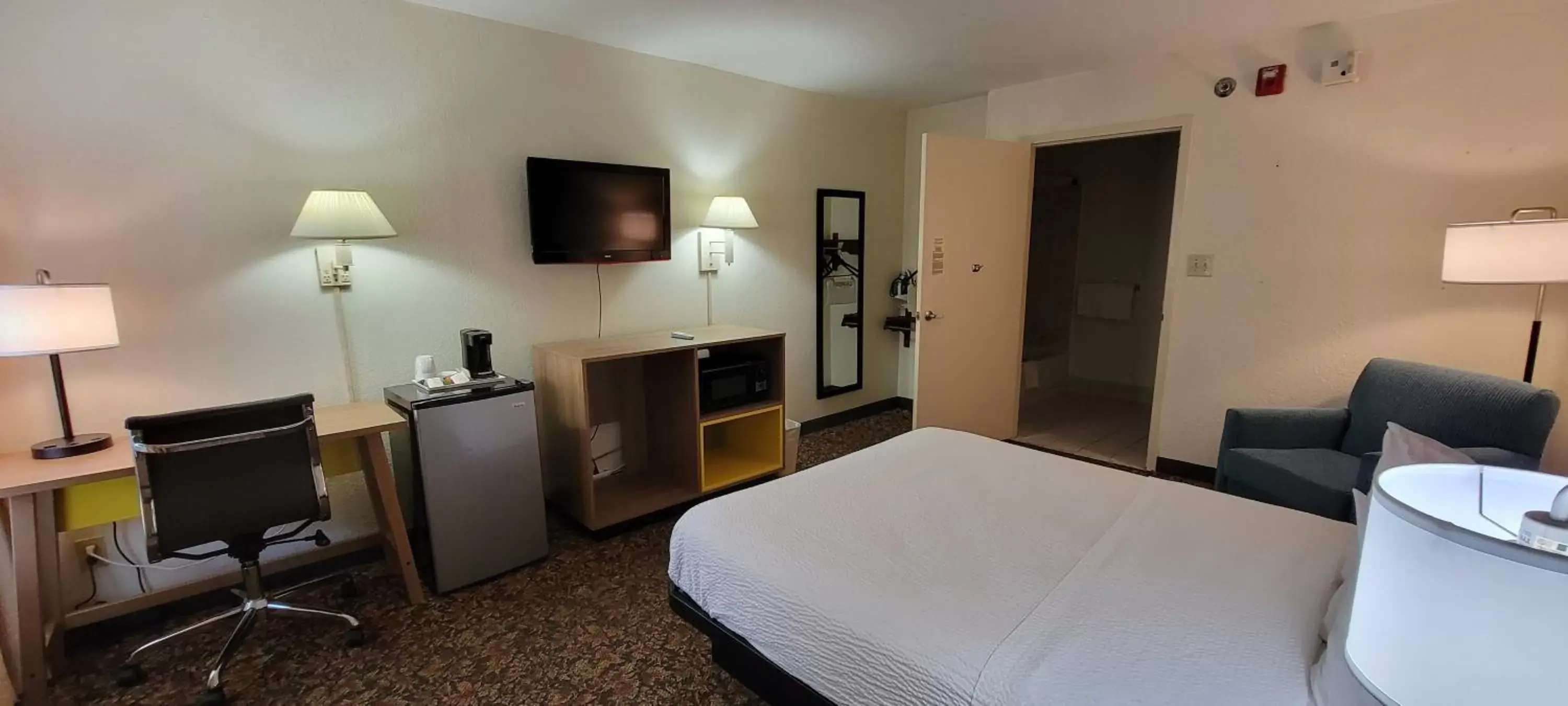 Queen Room with Mobility Access and Bathtub w/ Grab Bars - Non-Smoking in Hotel Carolina A Days Inn by Wyndham Queen Room with Mobility Access and Bathtub w/ Grab Bars - Non-Smoking in Hotel Carolina A Days Inn by Wyndham