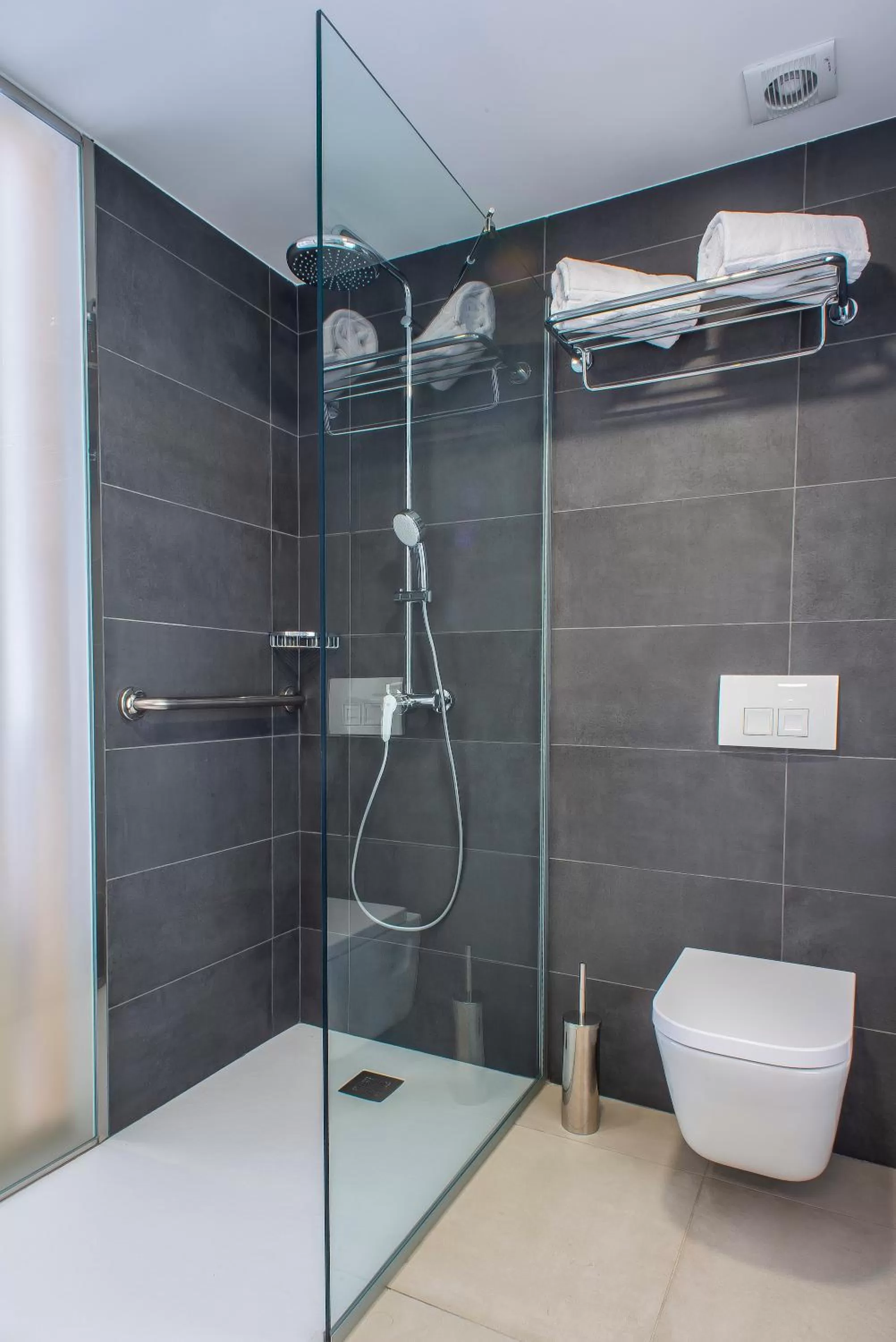 Shower in Hotel Taimar