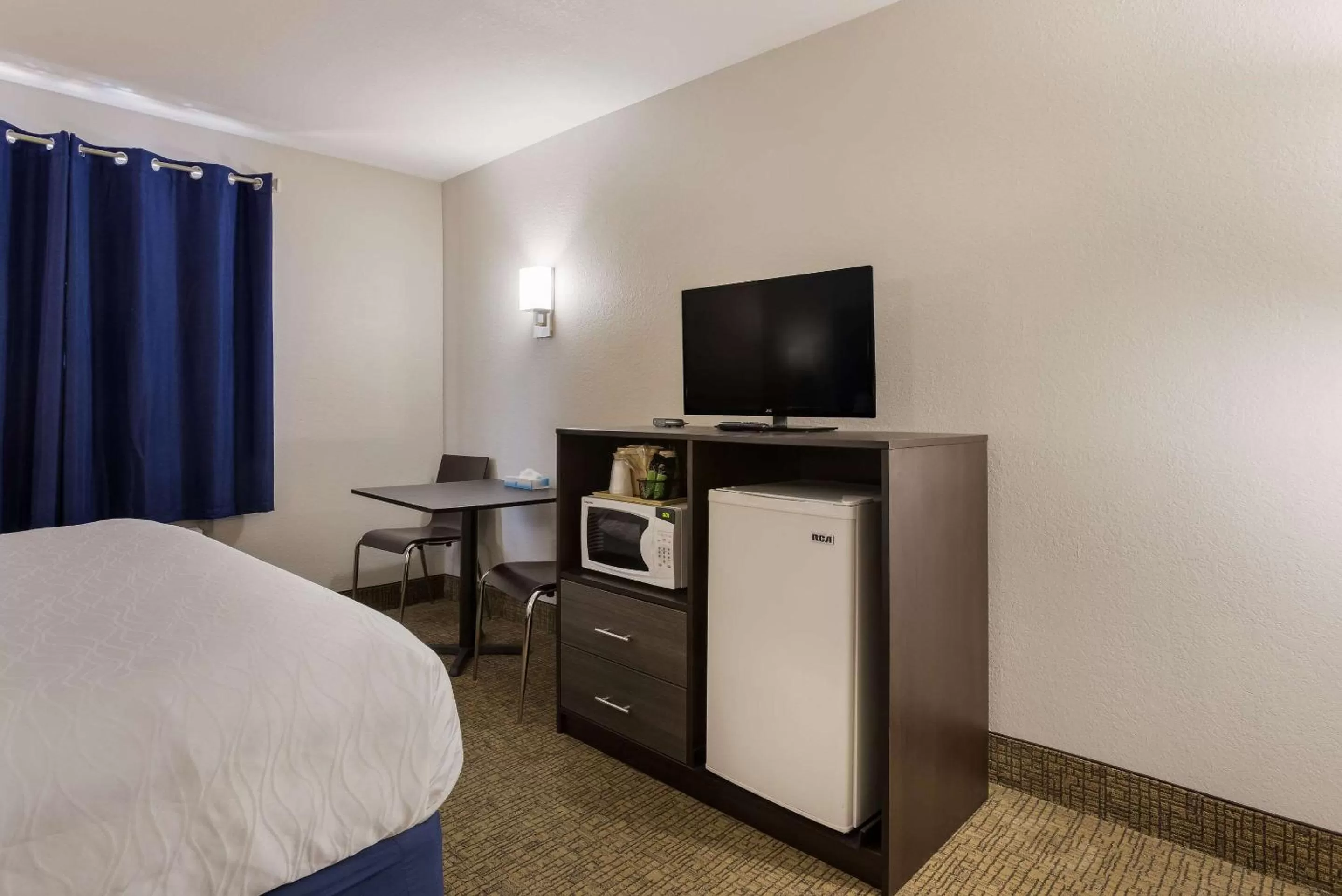 Bedroom, Bed in Rodeway Inn Branson, Brick House