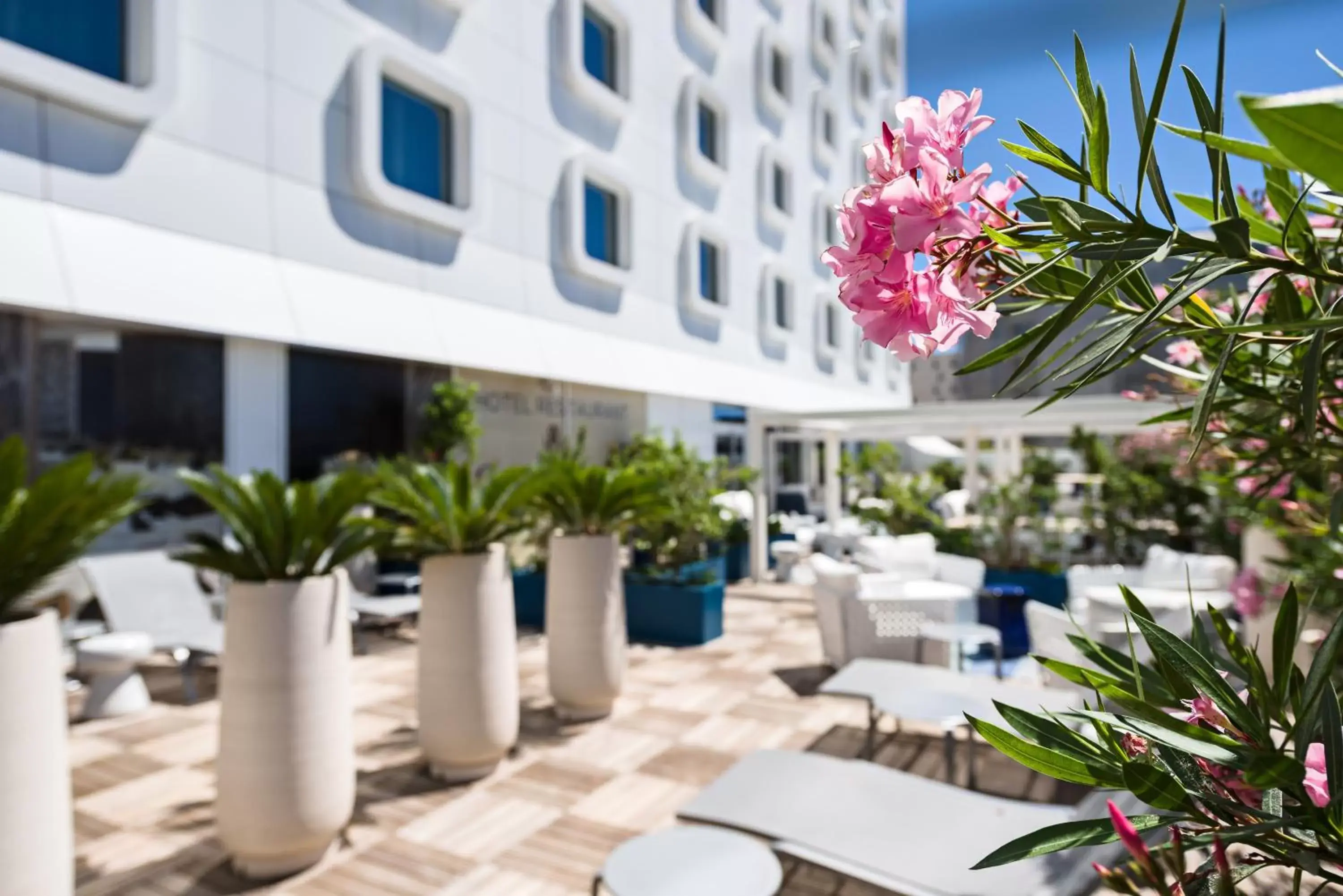 Balcony/Terrace, Lounge/Bar in Golden Tulip Marseille Euromed