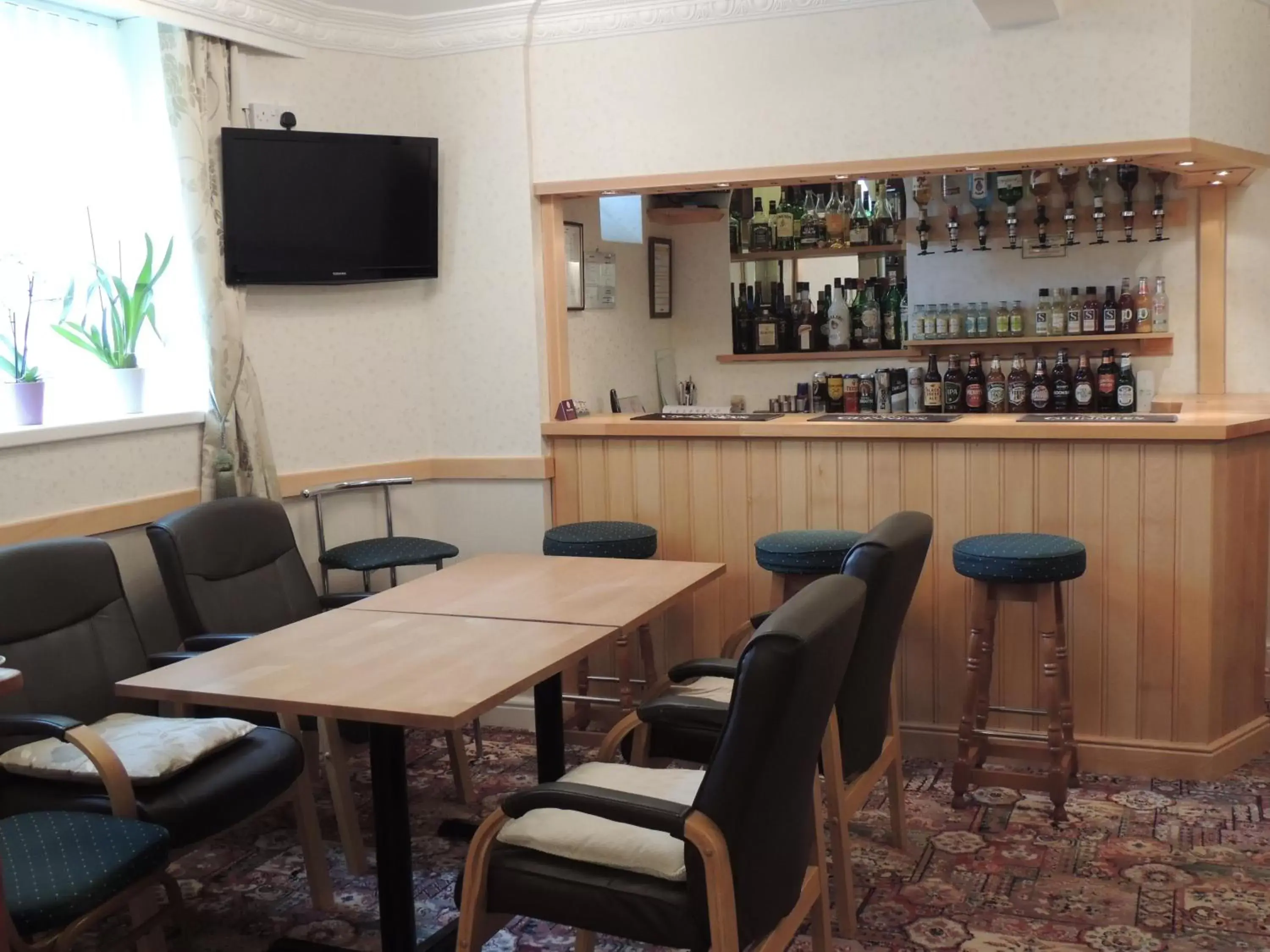 Lounge or bar, Lounge/Bar in Paignton Court