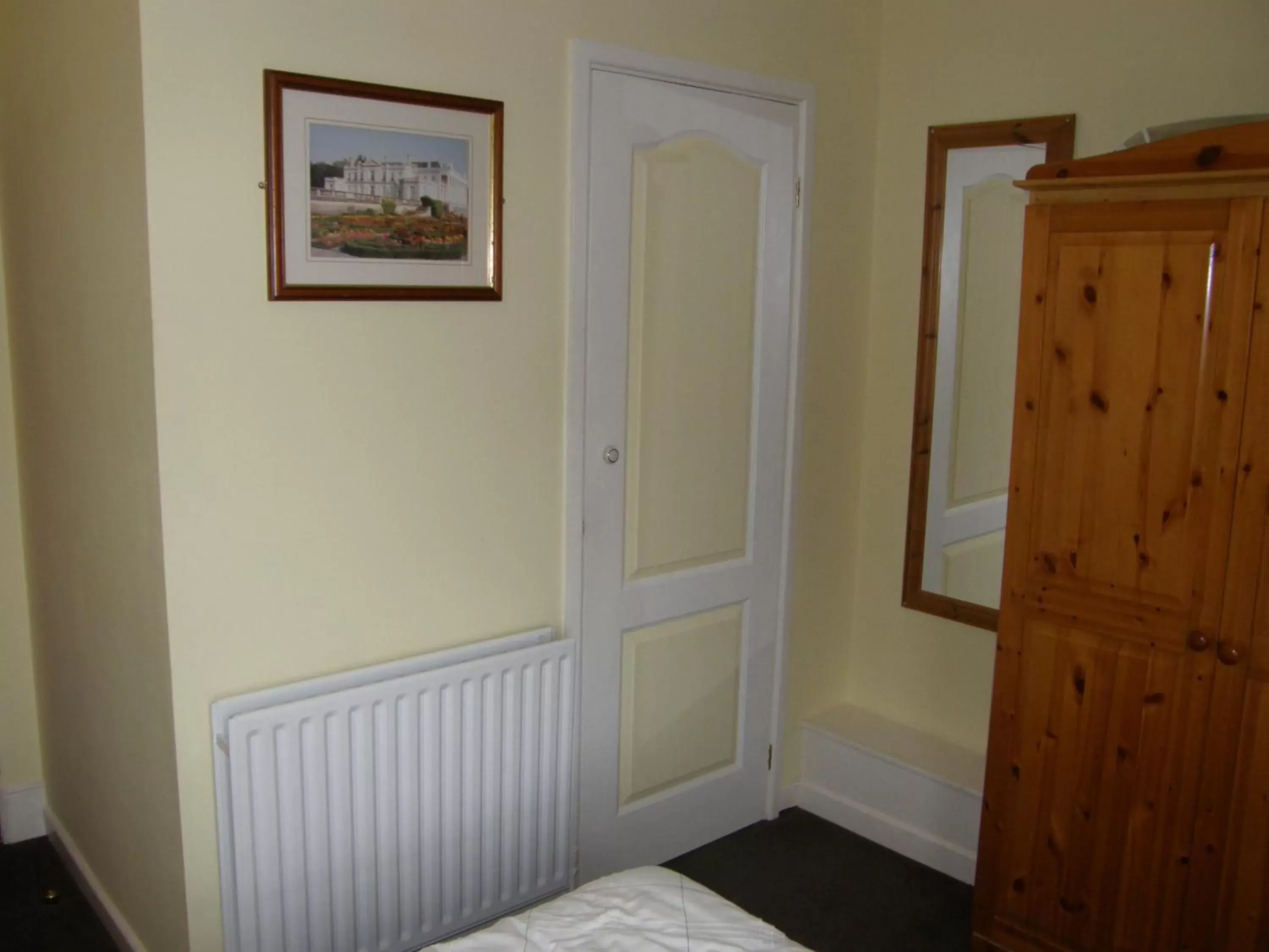 Bedroom in Kingswinford Guest House
