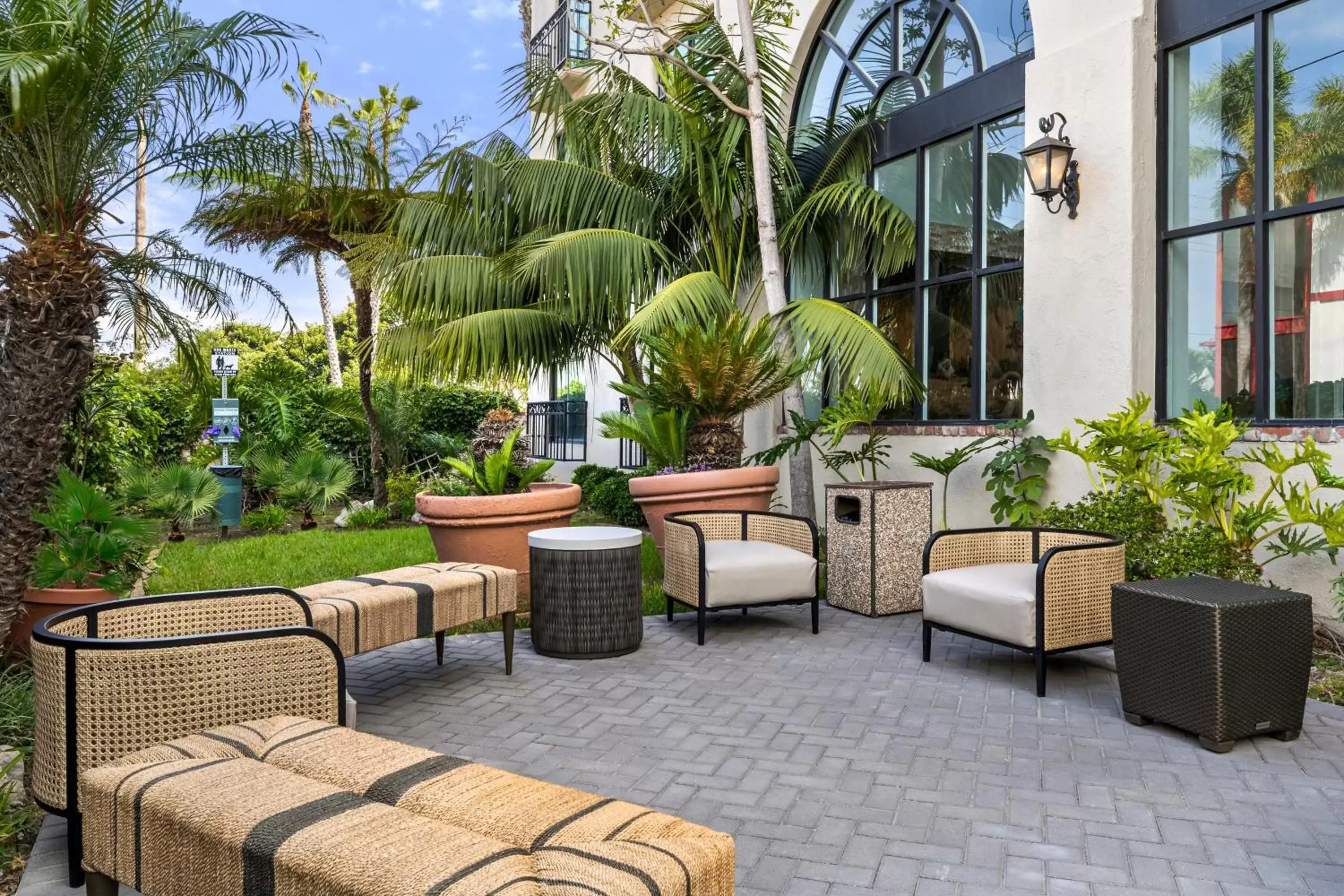 Patio in Embassy Suites by Hilton Los Angeles International Airport South