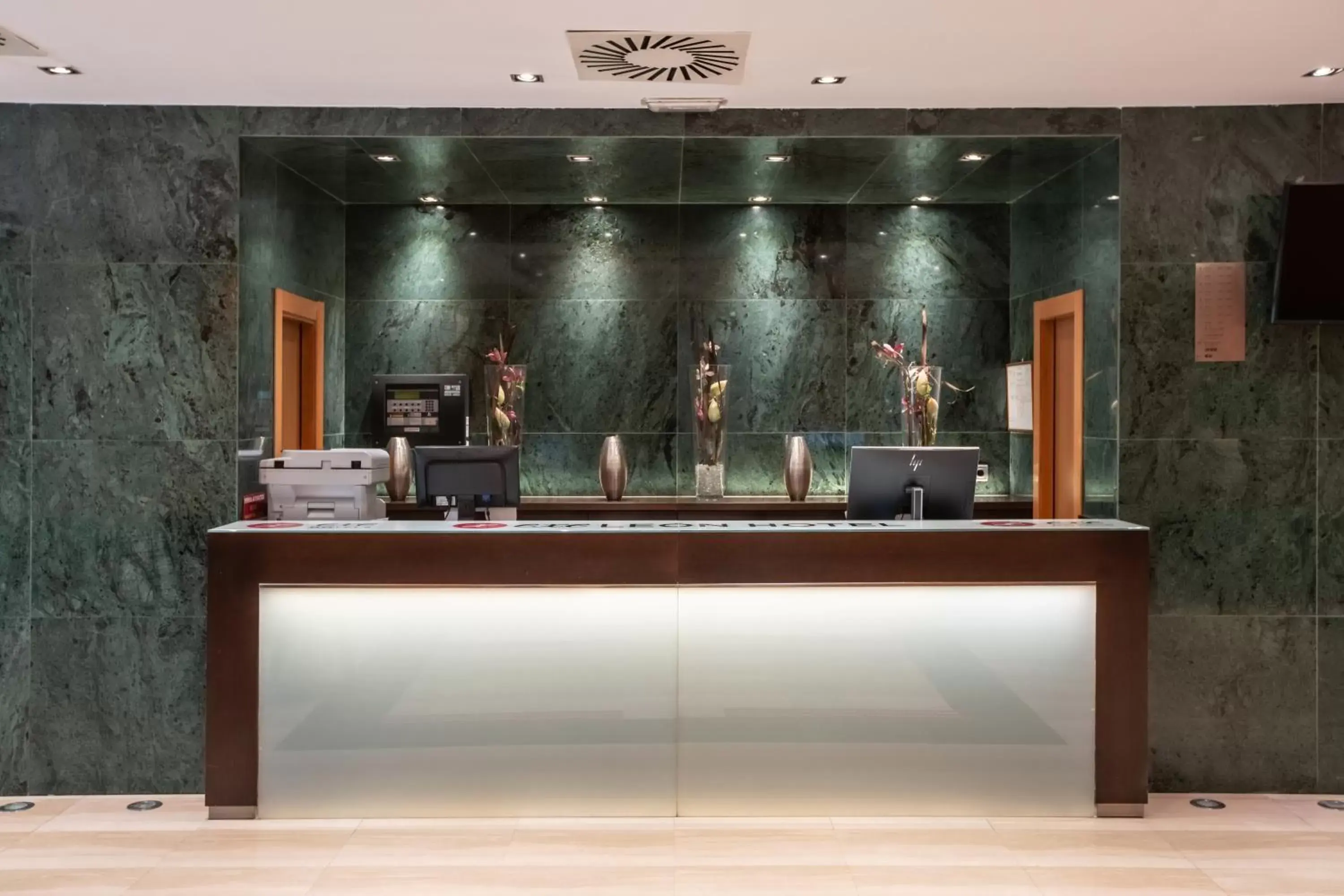 Lobby or reception in Exe León Lobby or reception in Exe León