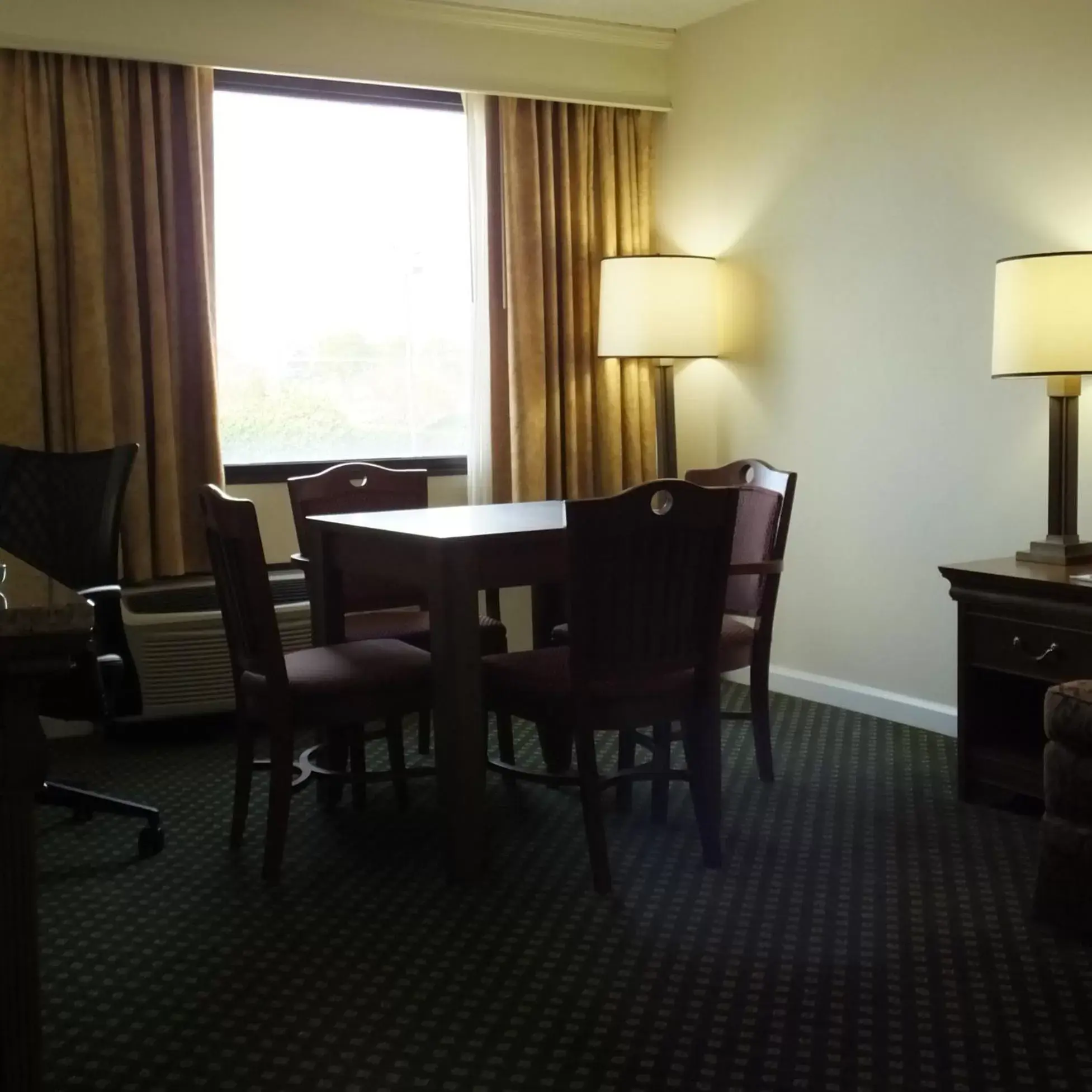 Photo of the whole room, Dining Area in Crowne Plaza Hotel Hickory, an IHG Hotel