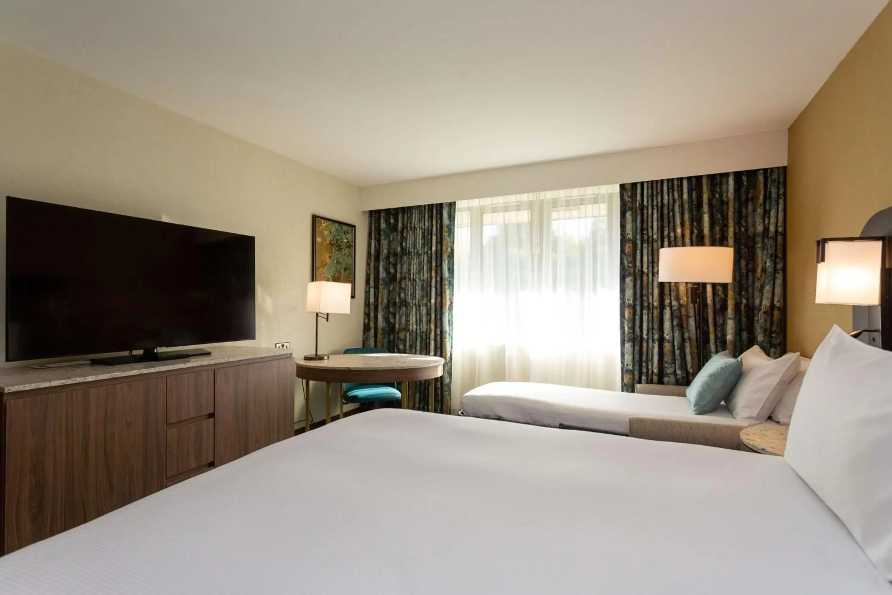 Bedroom, Bed in DoubleTree by Hilton Hotel Nottingham - Gateway