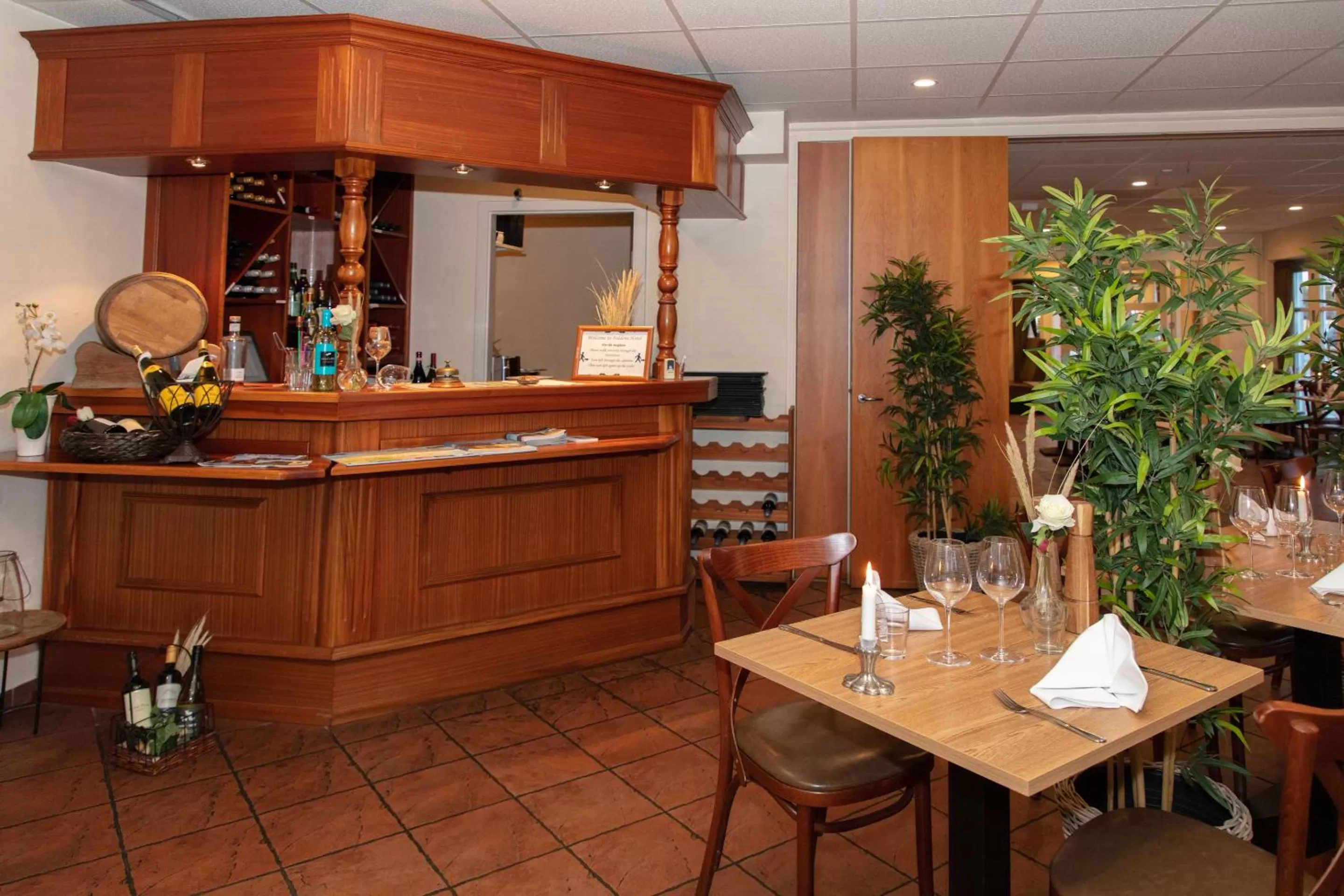 Restaurant/places to eat in Foldens Hotel