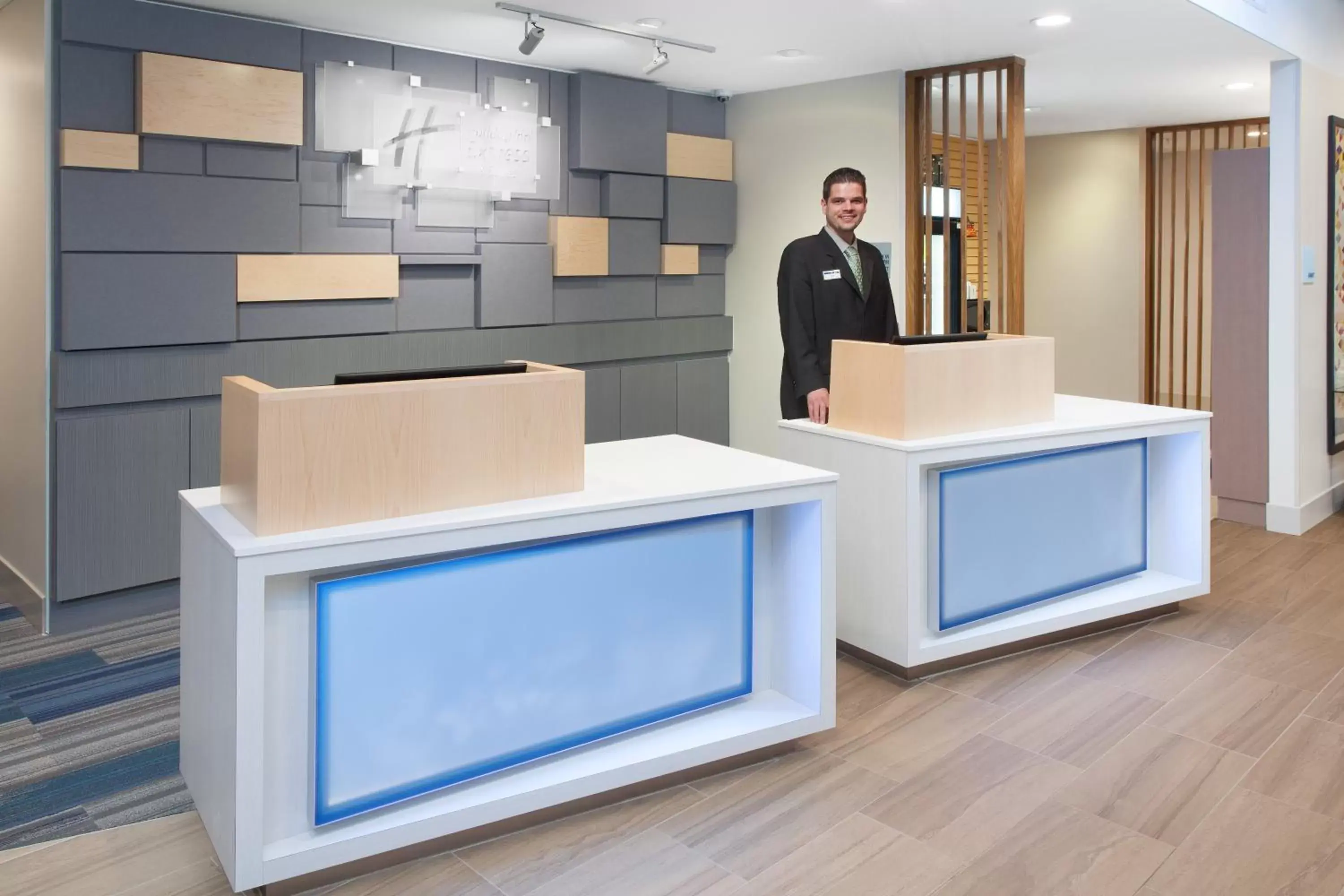 Property building, Lobby/Reception in Holiday Inn Express & Suites - Sterling Heights-Detroit Area, an IHG Hotel