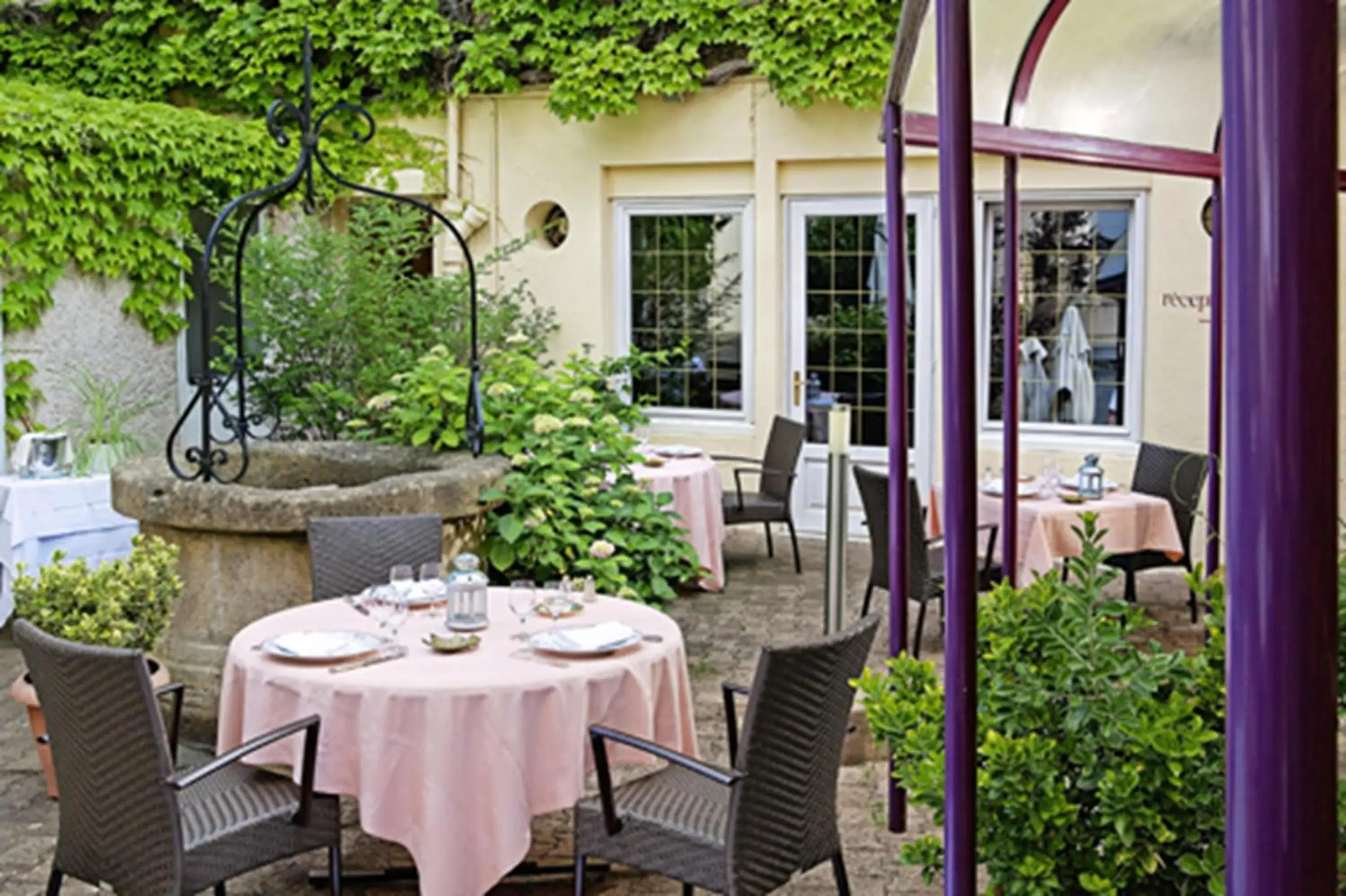 Restaurant/Places to Eat in The Originals Boutique, Hostellerie des Trois Pigeons, Paray-le-Monial (Inter-Hotel)