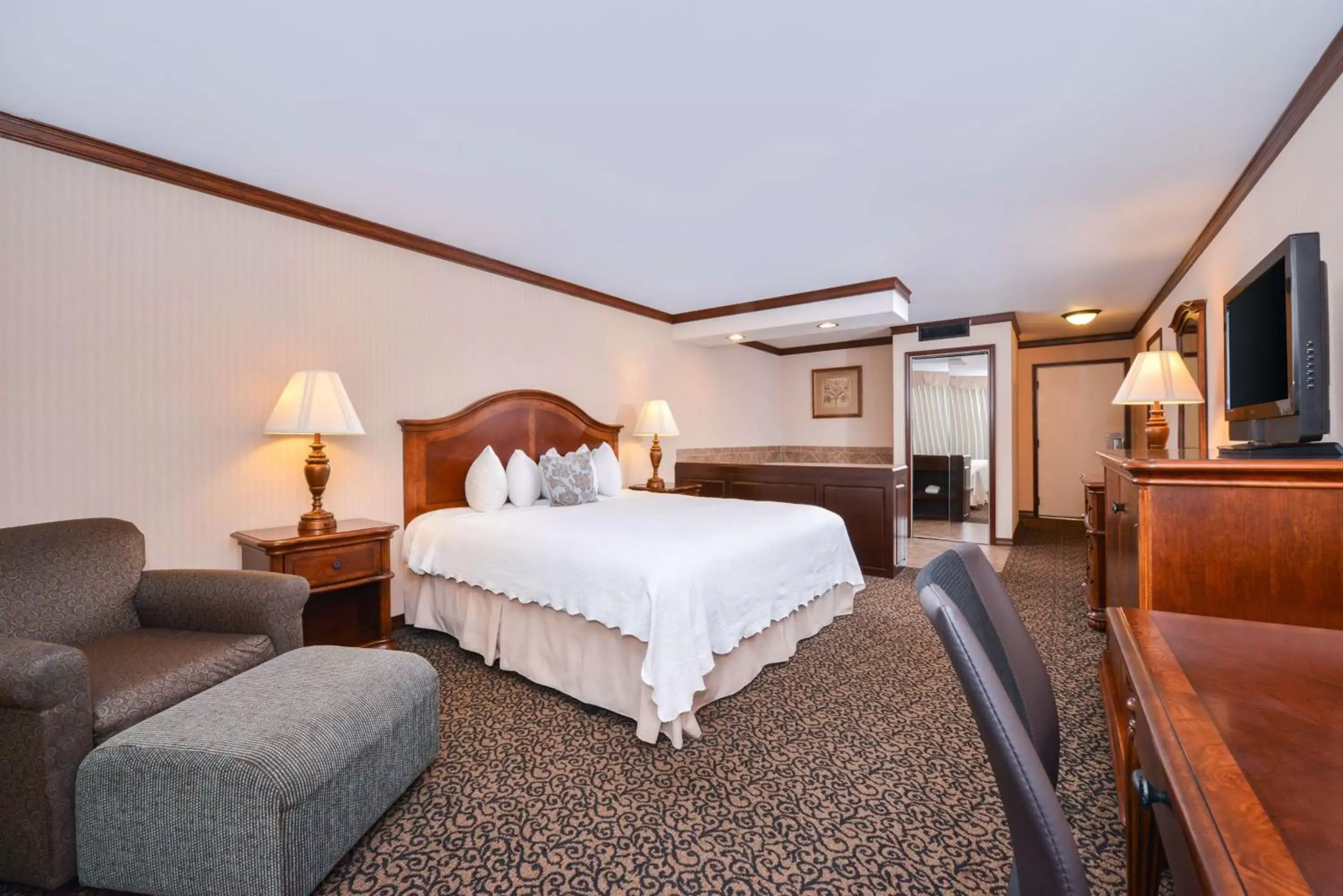 Photo of the whole room, Bed in Best Western Edgewater Resort
