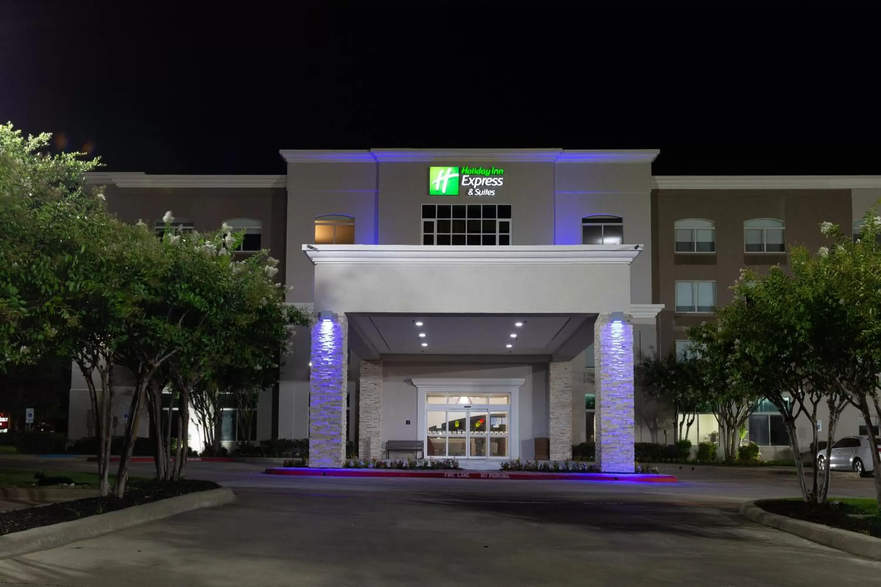 Facade/entrance in Holiday Inn Express & Suites Arlington North – Stadium Area by IHG Facade/entrance in Holiday Inn Express & Suites Arlington North – Stadium Area by IHG
