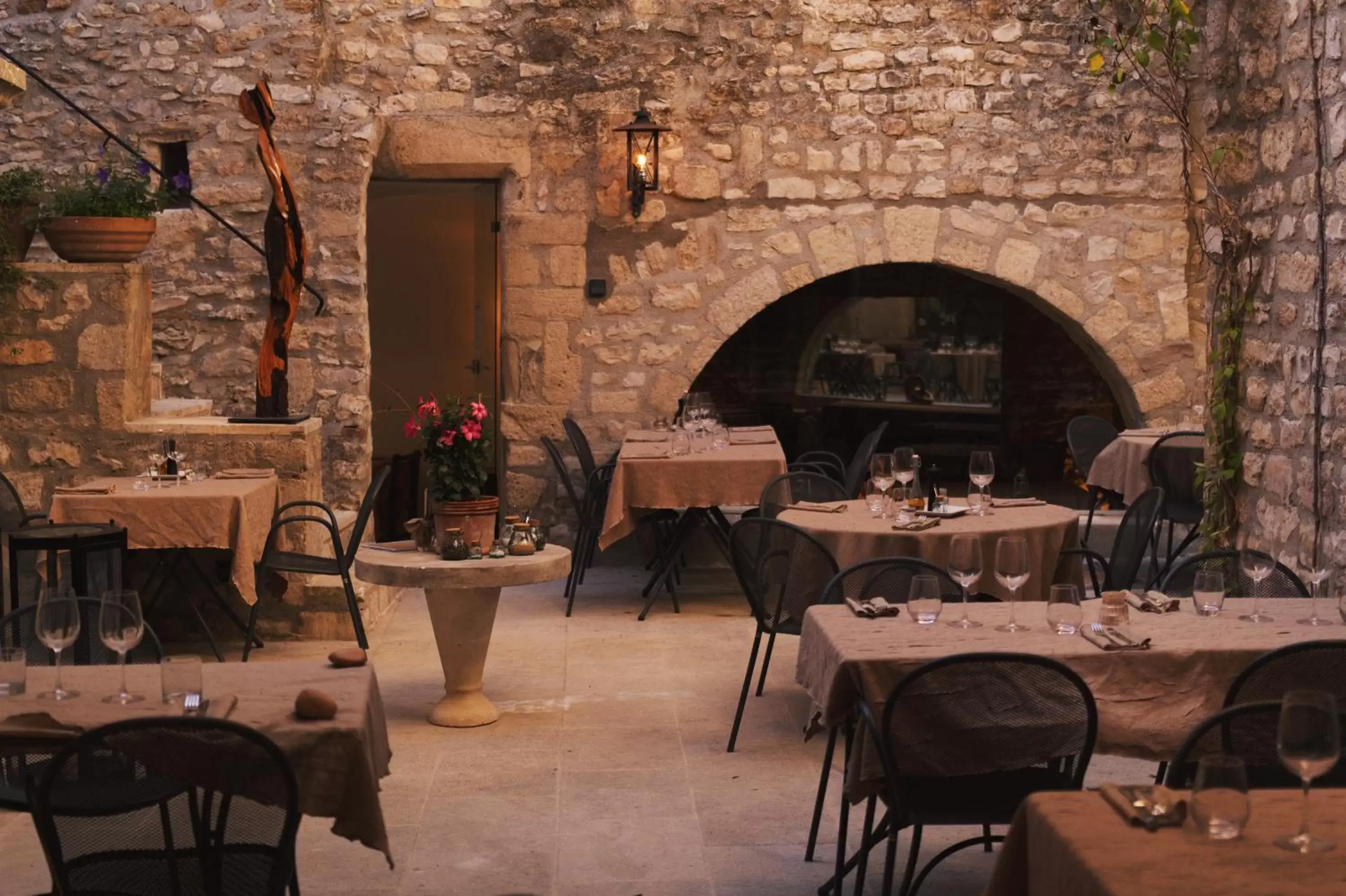 Restaurant/Places to Eat in Hôtel la Fête en Provence