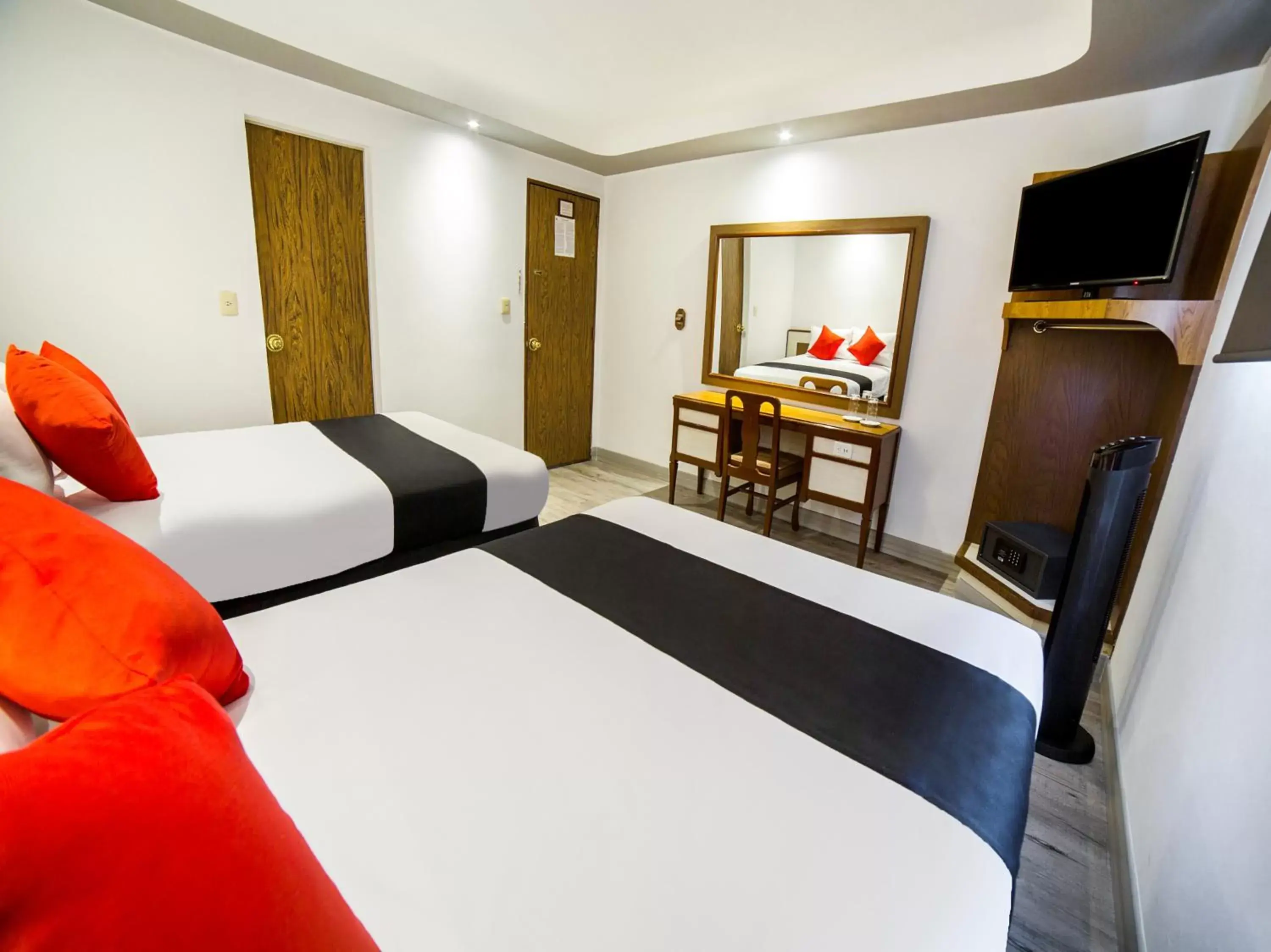 Bedroom, TV/Entertainment Center in Hotel Marti