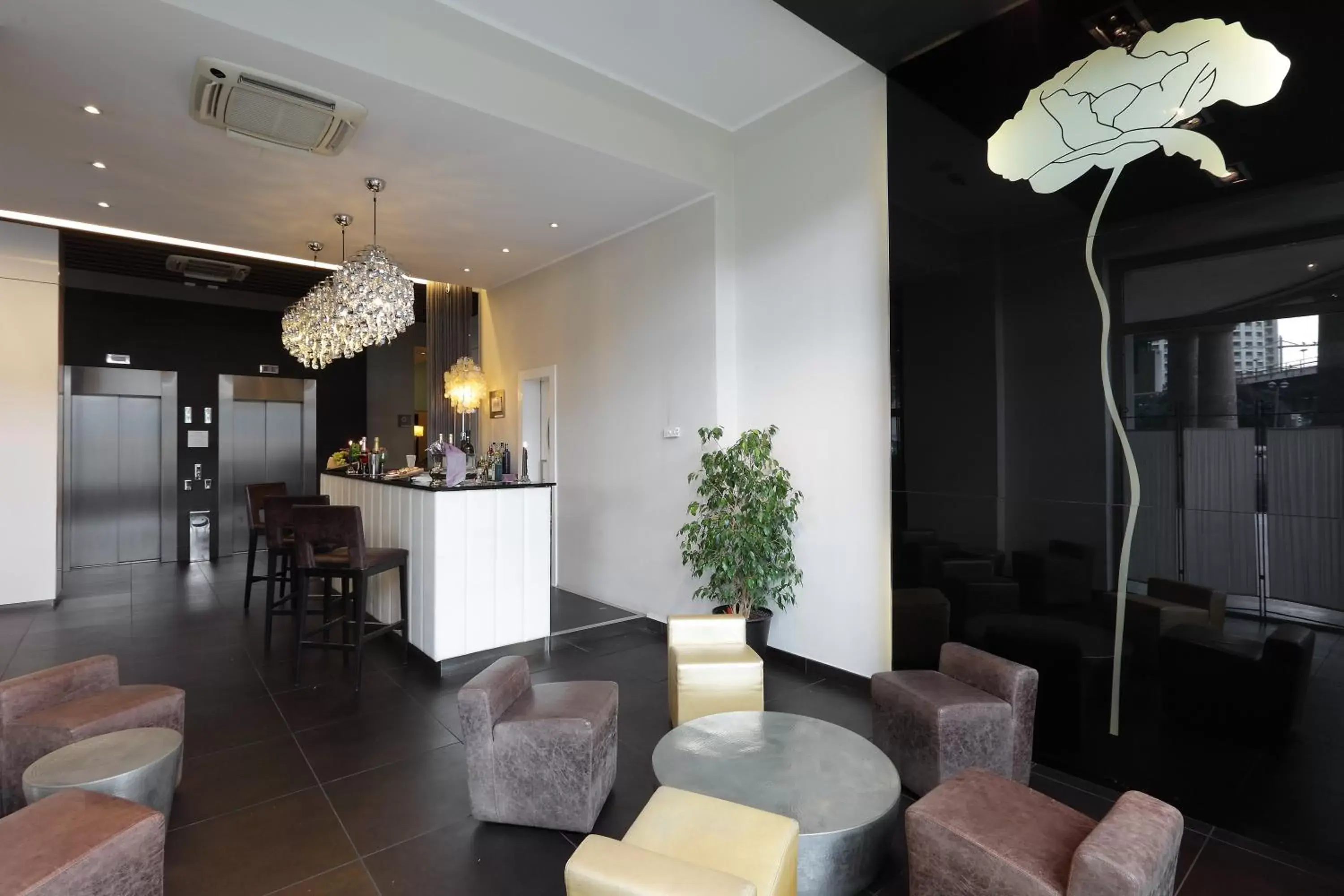 Lounge or bar in Holiday Inn Genoa City, an IHG Hotel