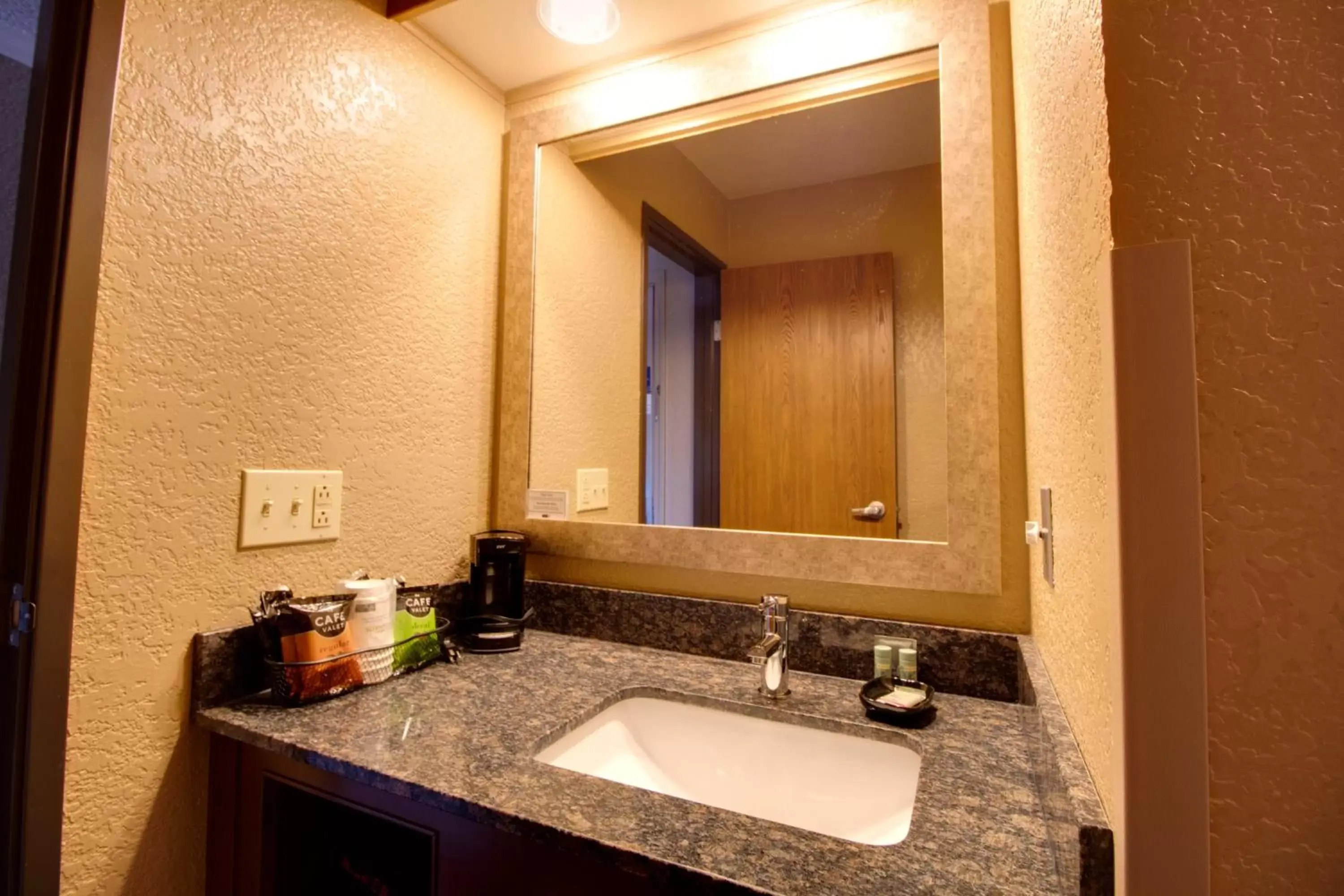 Coffee/tea facilities, Bathroom in Best Western Harbour Pointe Lakefront