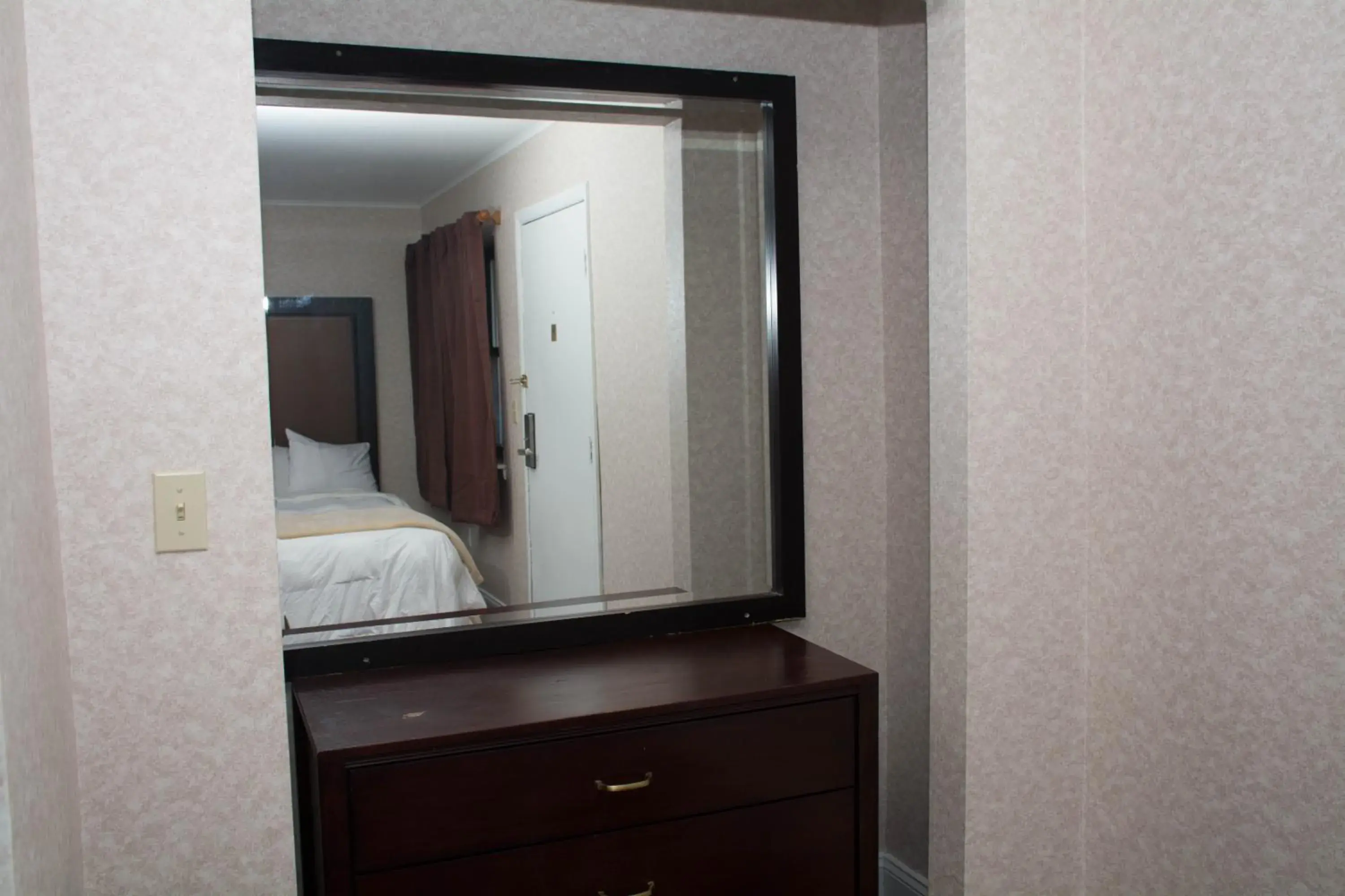 Living room, Bathroom in Atlantic Inn and Suites - Wall Township