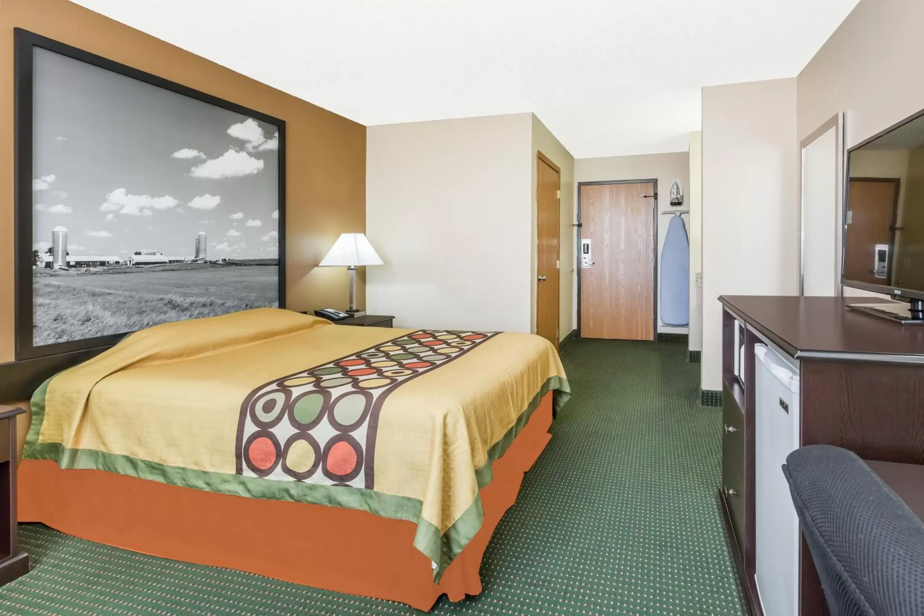 Photo of the whole room, Bed in Super 8 by Wyndham Jefferson