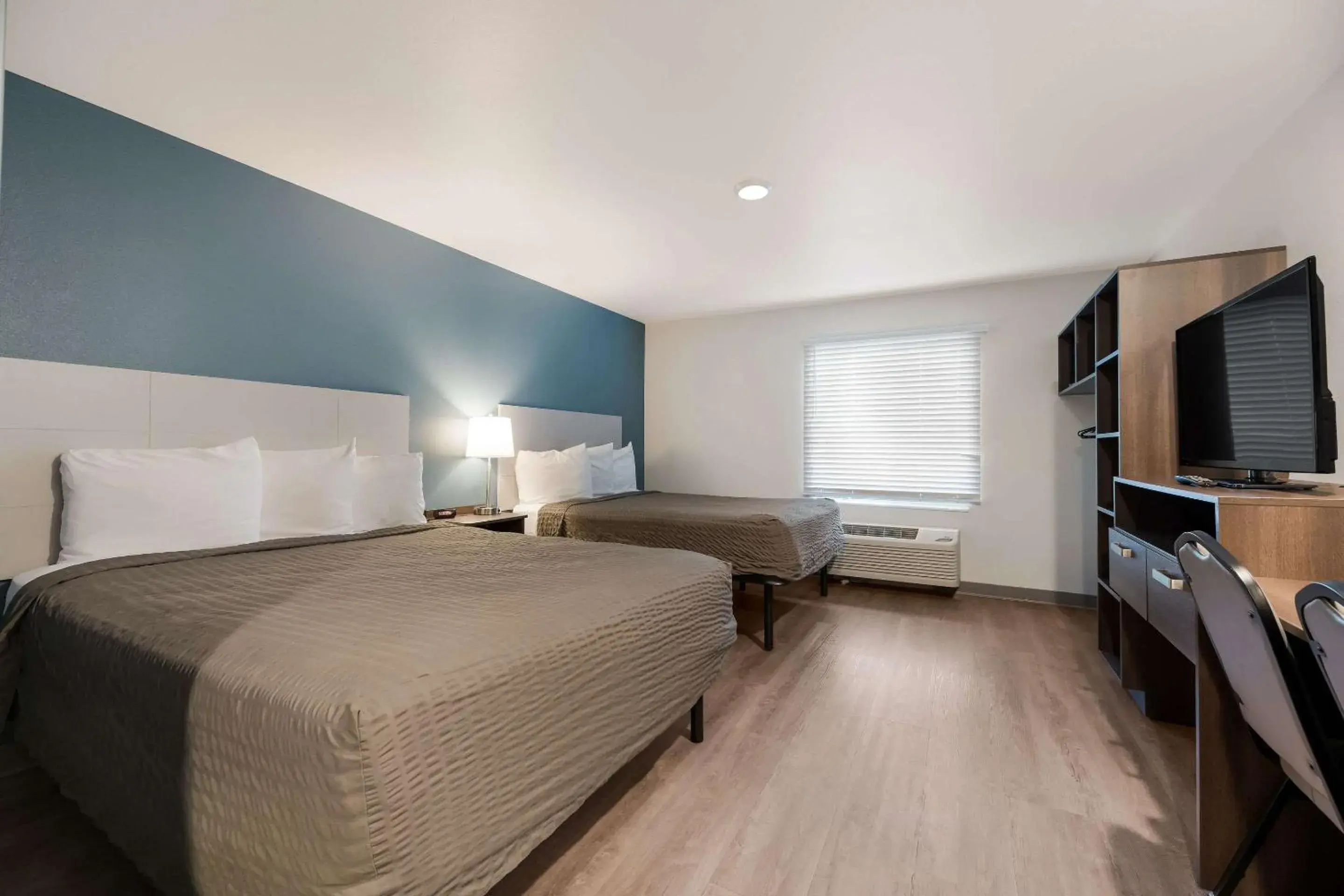Photo of the whole room, Bed in WoodSpring Suites Phoenix-Deer Valley