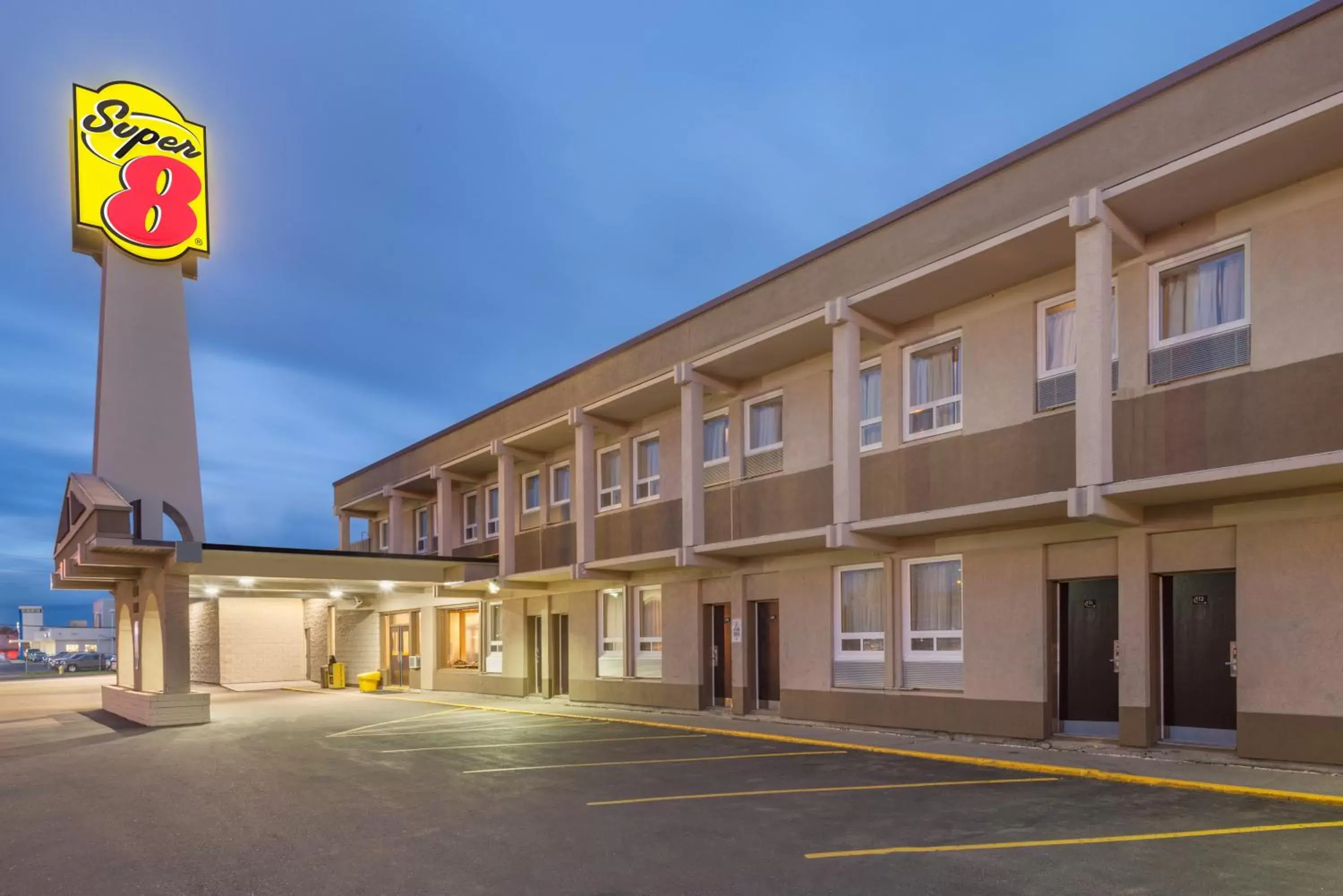 Facade/entrance, Property Building in Super 8 by Wyndham Thunder Bay