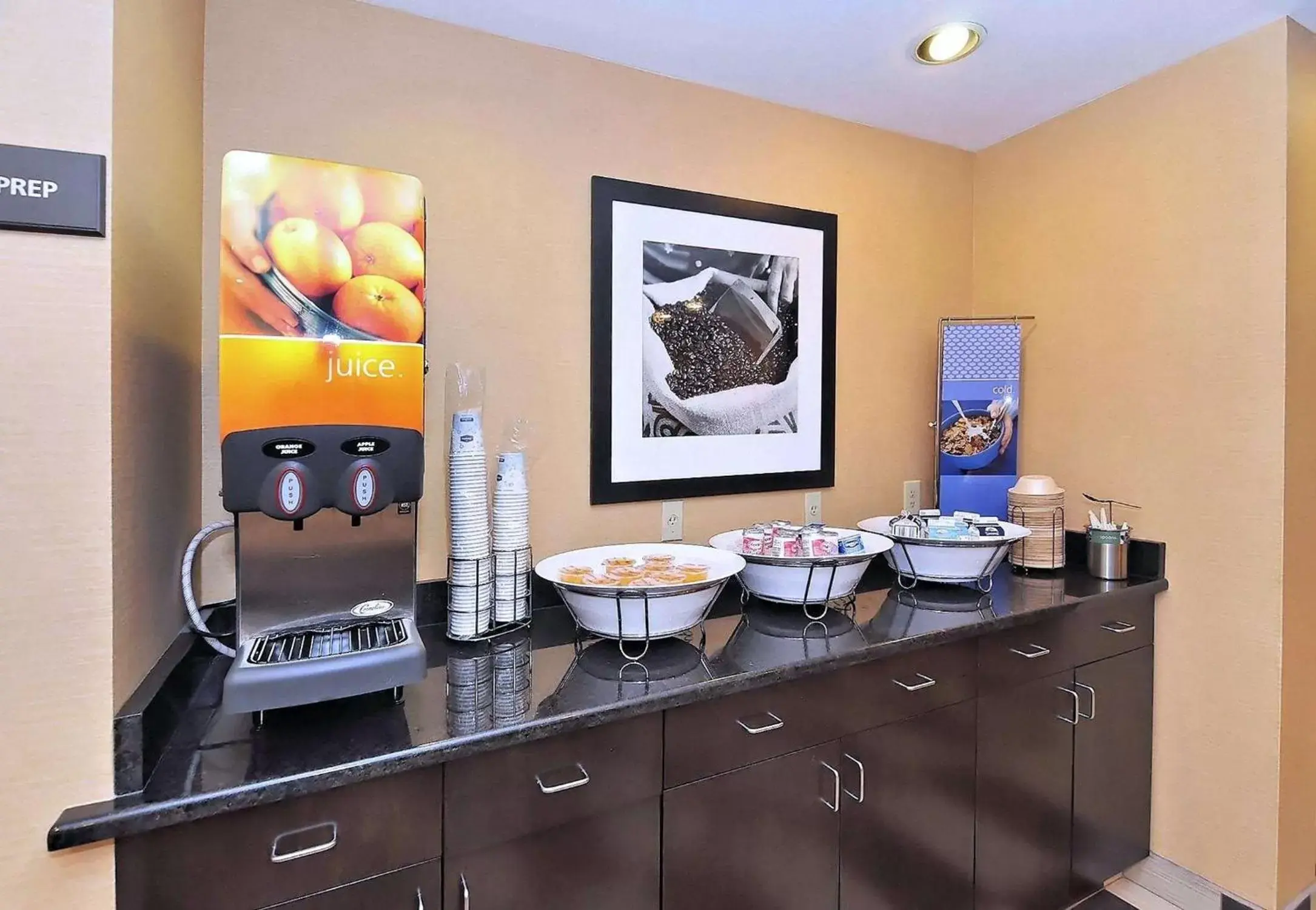 Dining area in Hampton Inn Eden