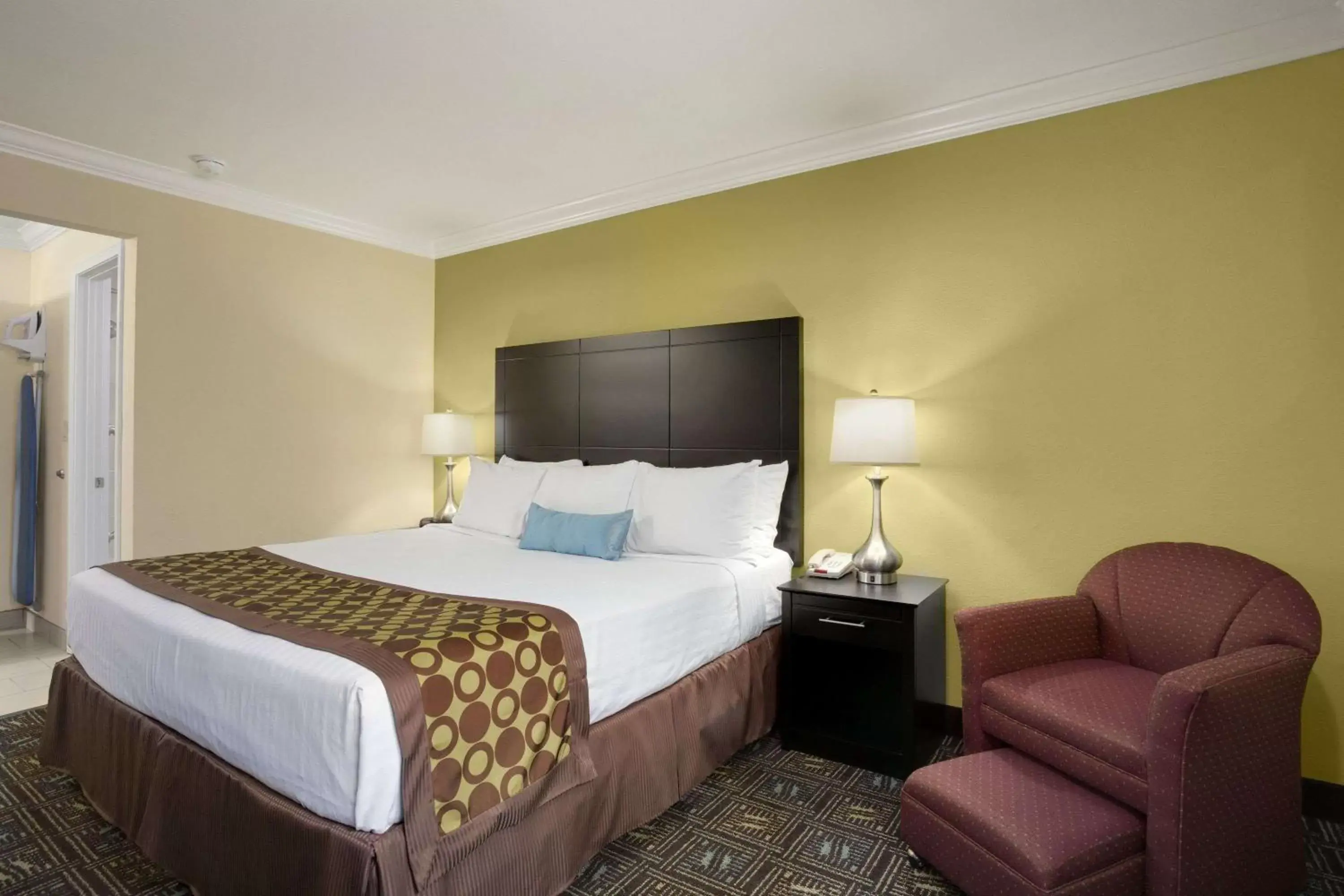 Photo of the whole room, Bed in Solara Inn and Suites