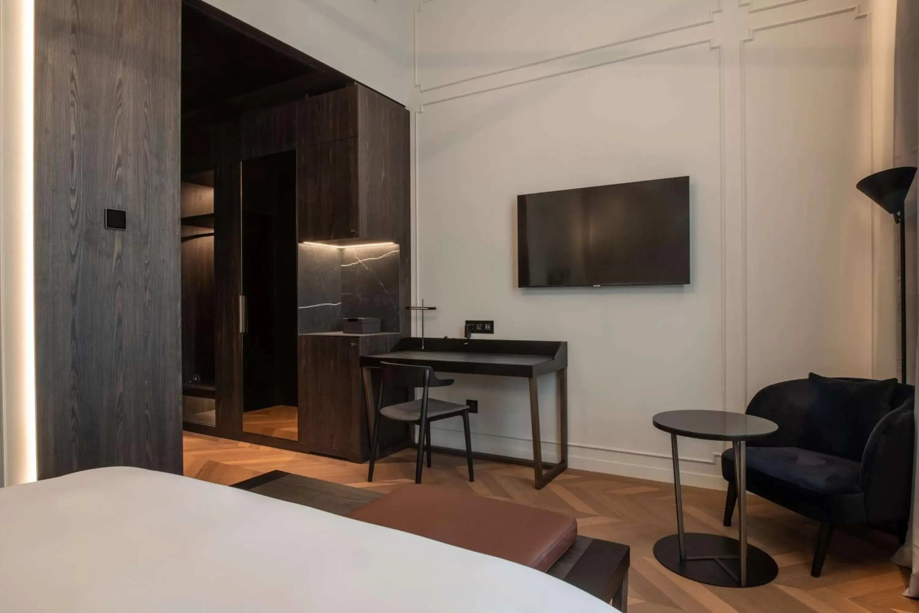 Bedroom, TV/Entertainment Center in Radisson Collection Hotel, Palazzo Touring Club Milan