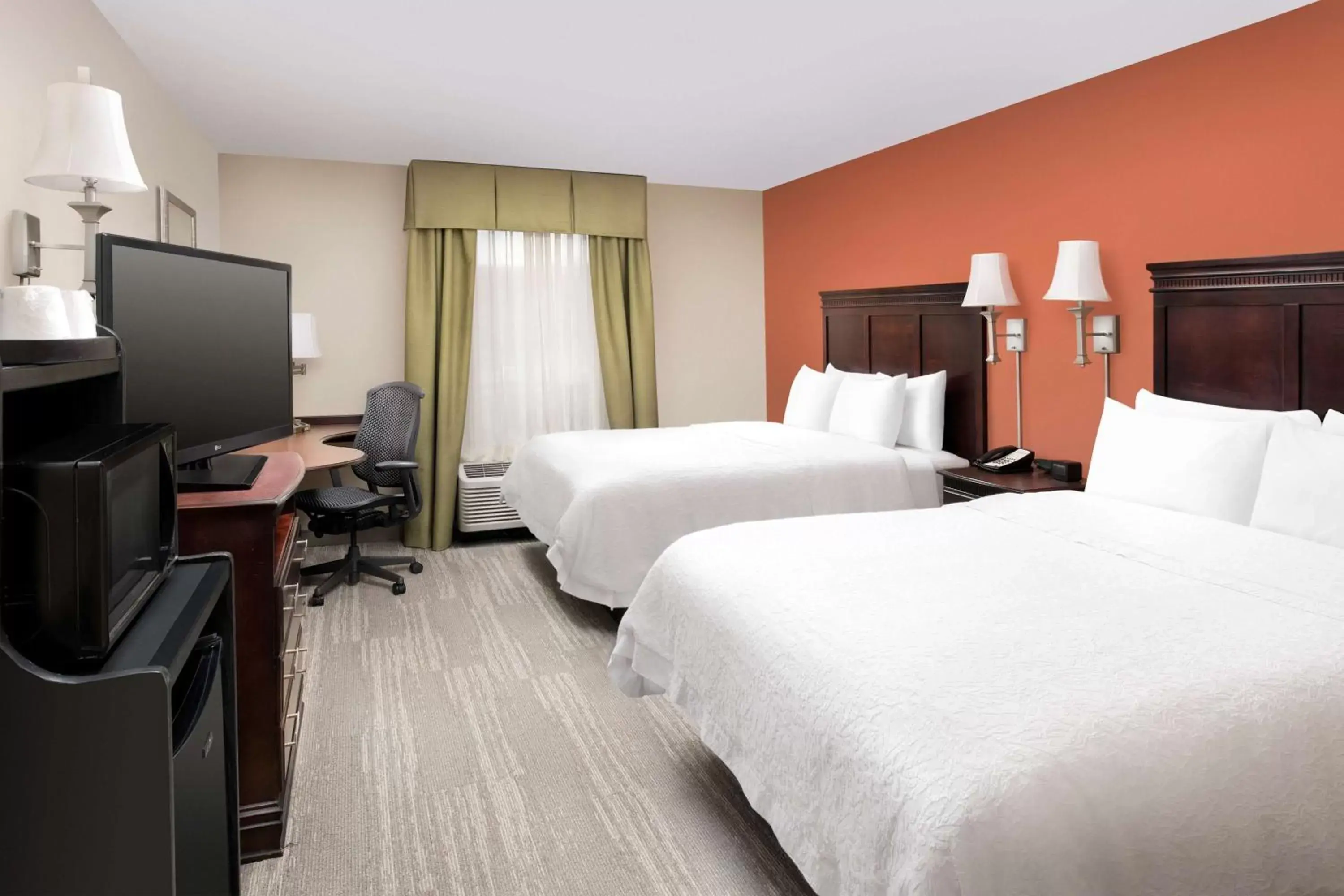 Bedroom in Hampton Inn Lenoir City