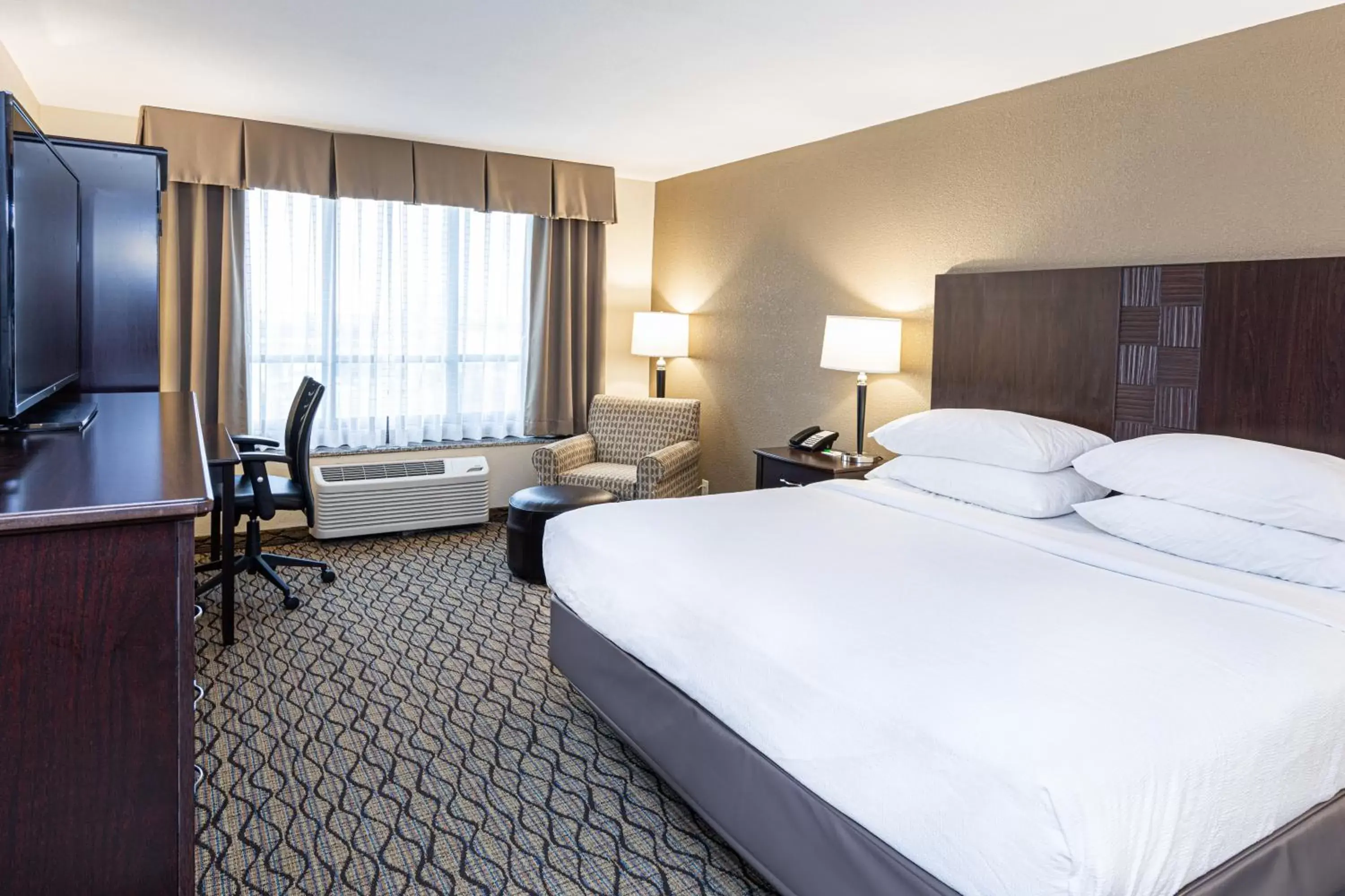 Photo of the whole room, Bed in Holiday Inn St. Louis Airport West Earth City, an IHG Hotel