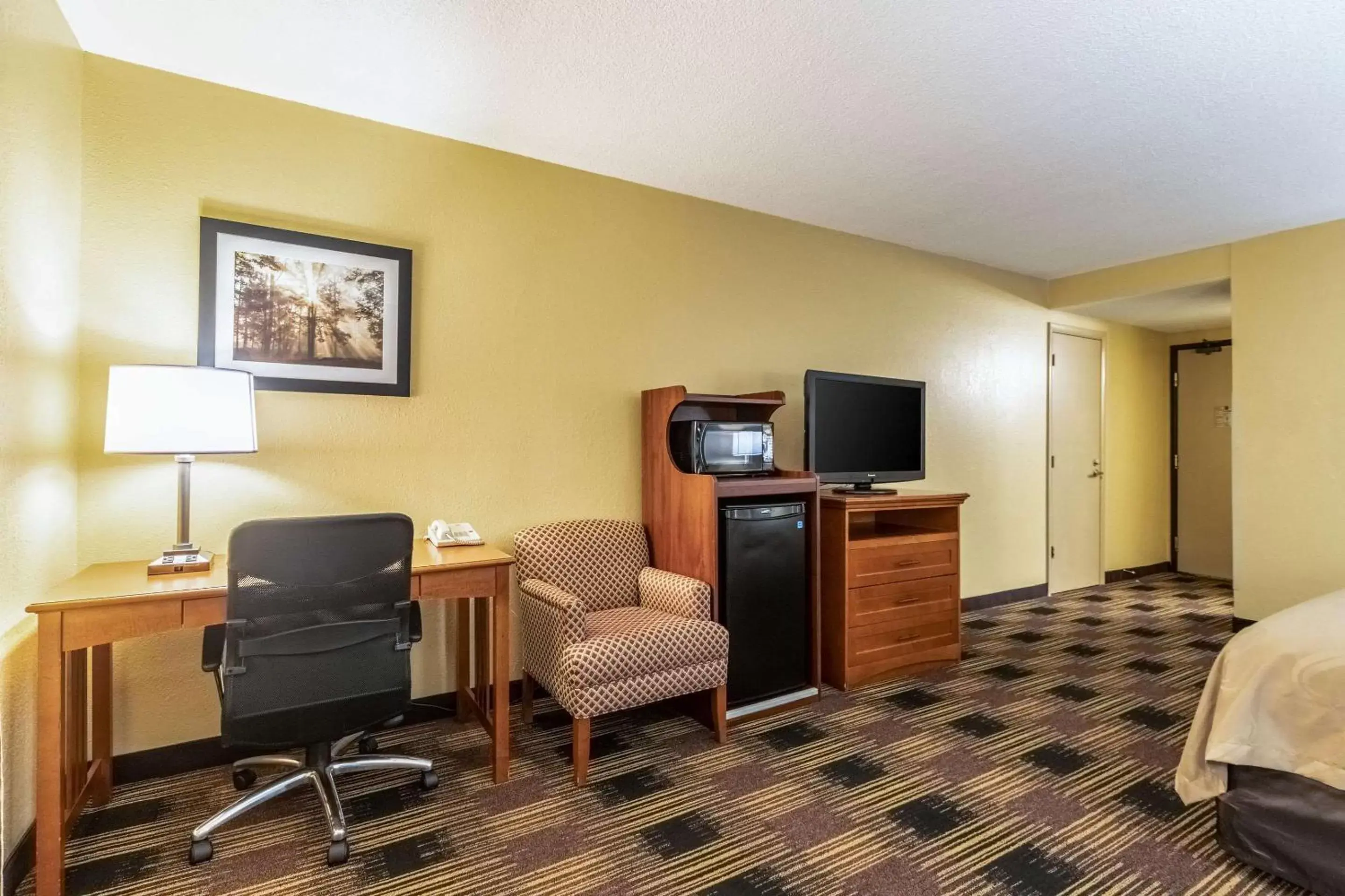 Photo of the whole room, TV/Entertainment Center in Quality Inn Newton at I-80