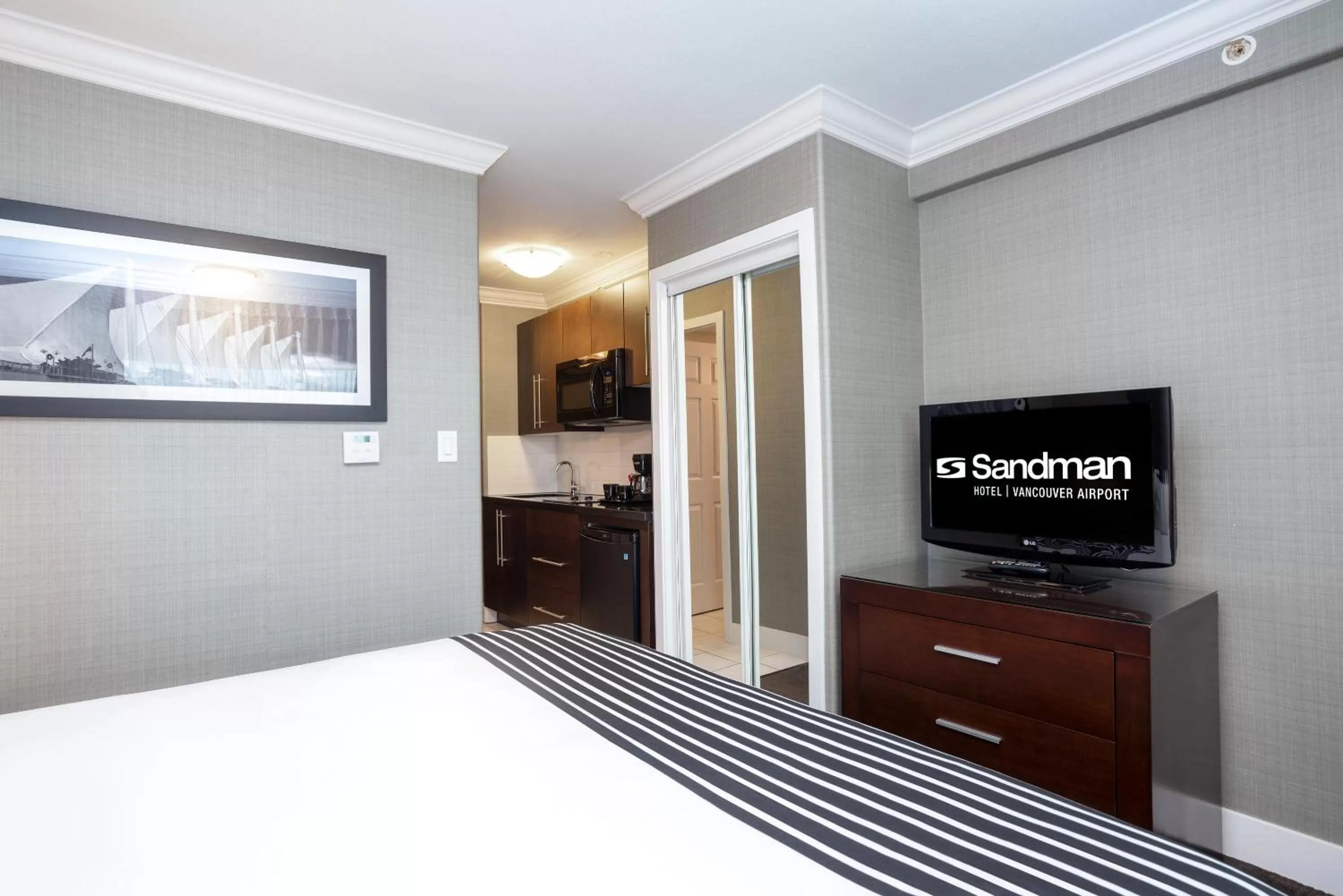 TV and multimedia, Bed in Sandman Hotel Vancouver Airport