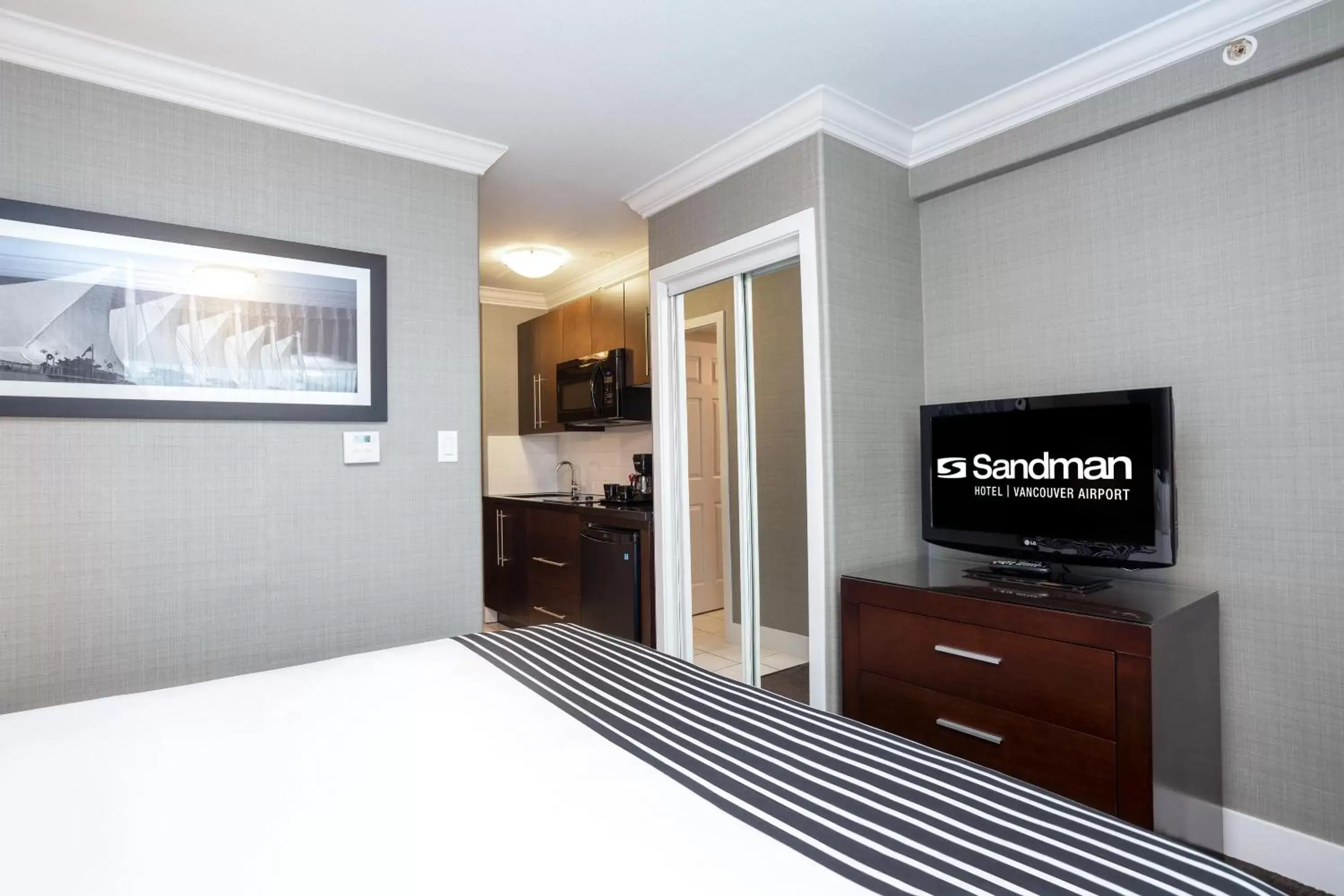 TV and multimedia, TV/Entertainment Center in Sandman Hotel Vancouver Airport