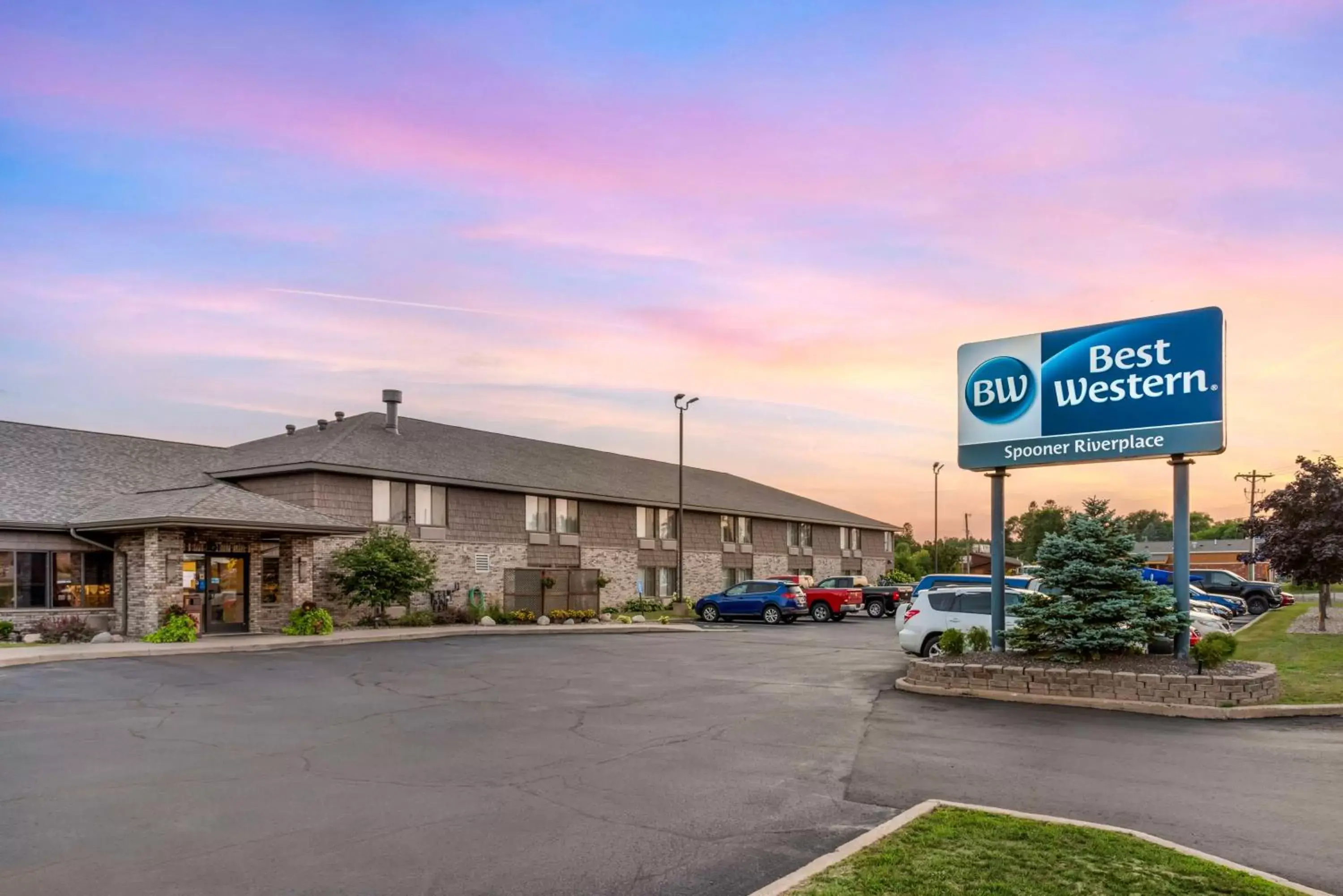 Property building in Best Western Spooner Riverplace Property building in Best Western Spooner Riverplace