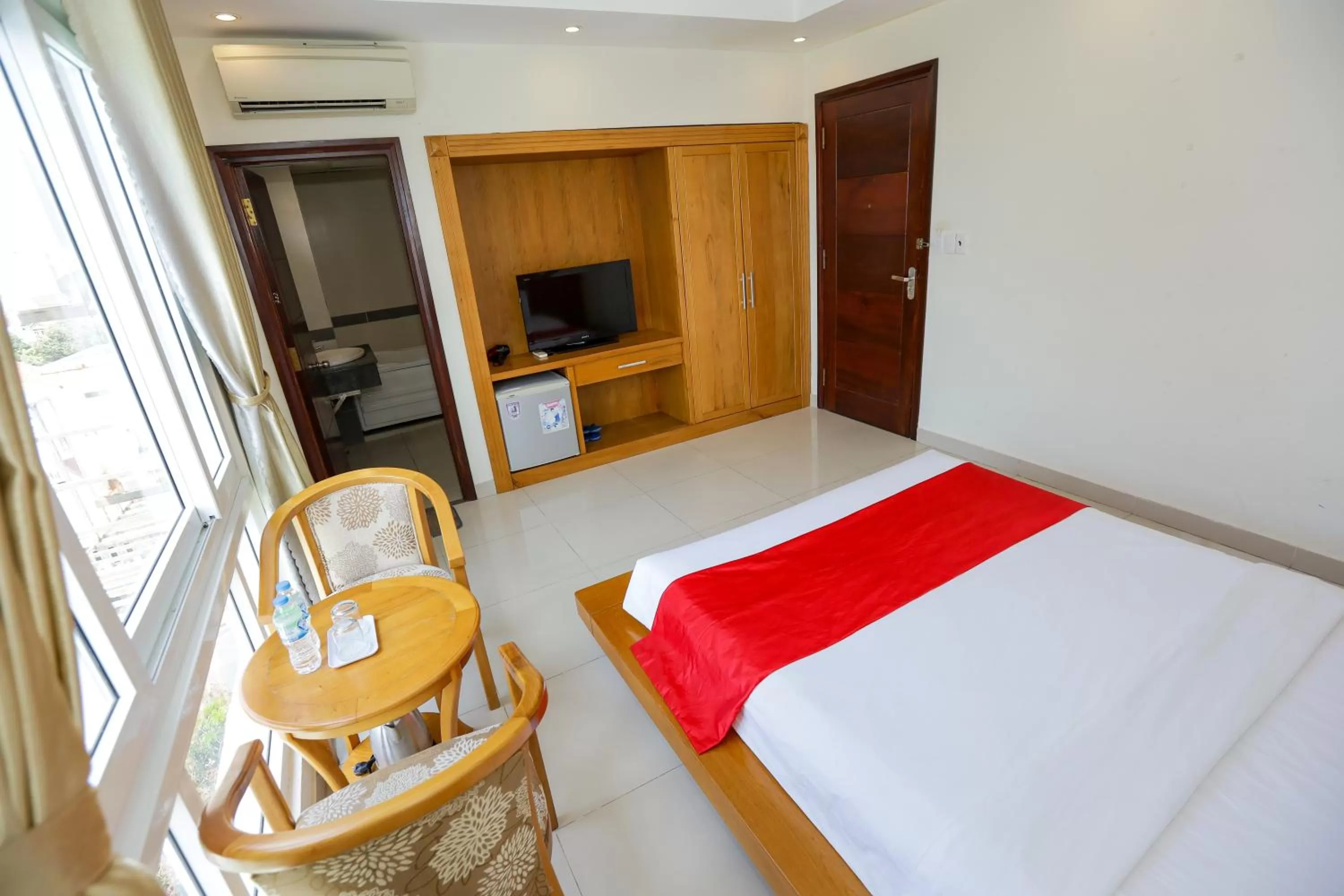 TV and multimedia, TV/Entertainment Center in CAROLINE SEA HOTEL